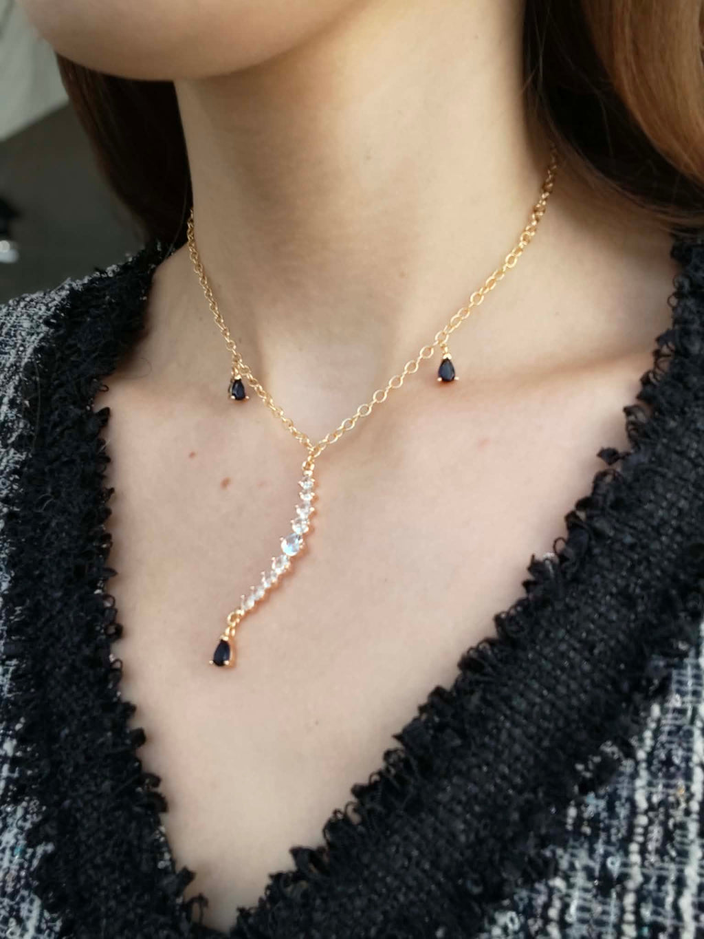 Collier lumineux avec un pendentif en demi-lune zircone et des gouttelettes bleues, bijou élégant pour femme