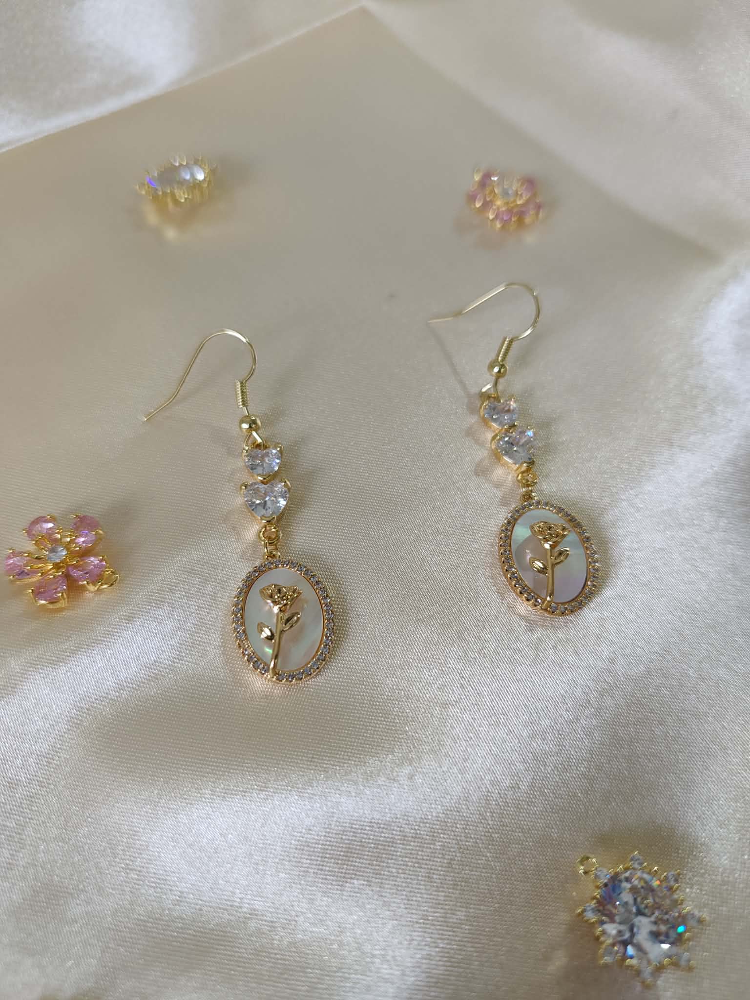 Boucles d’oreilles cœur & rose dorée nacrée – Rose Impériale