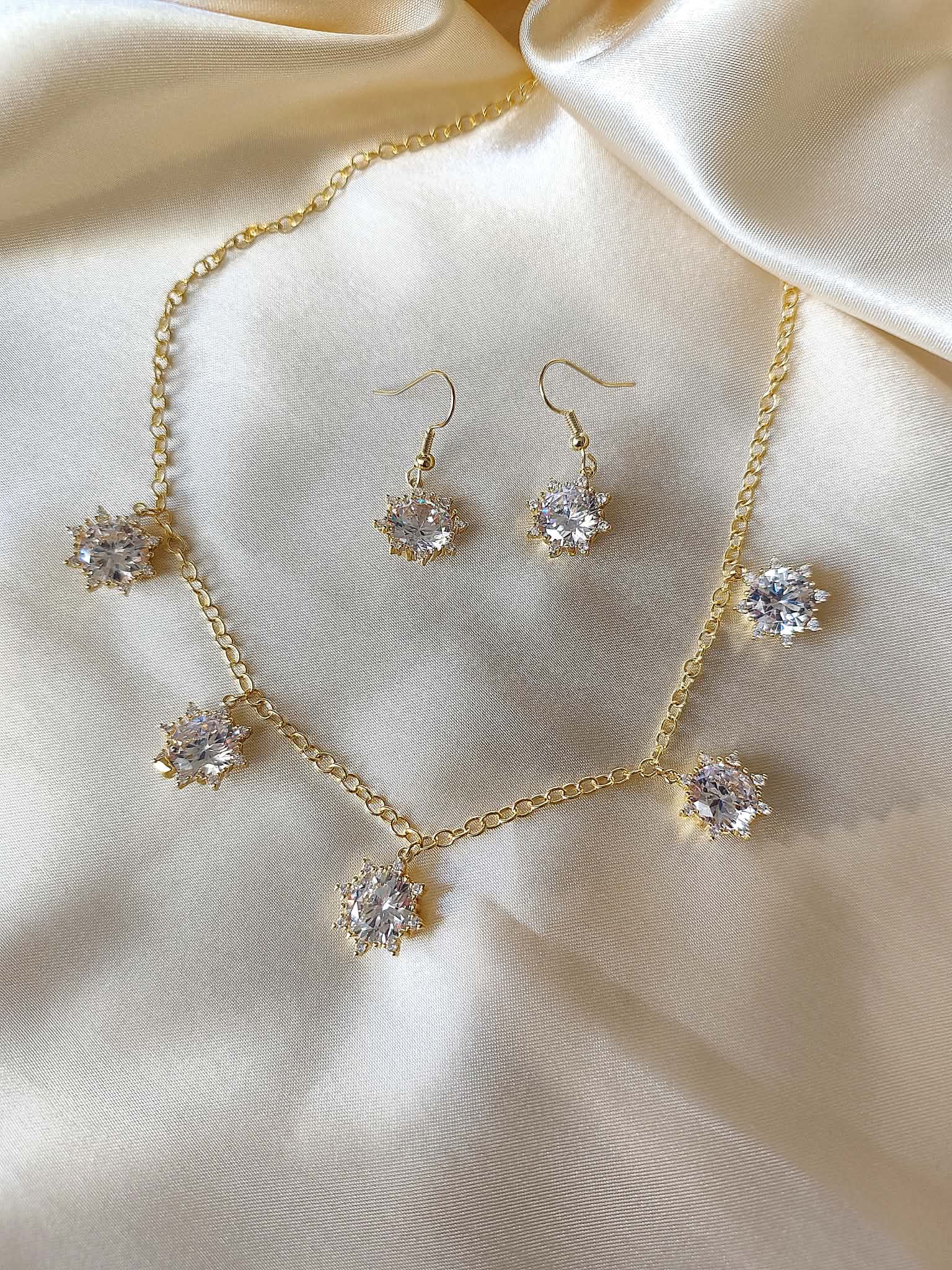 Parure 'Majesté Éblouissante' bijoux en laiton plaqué or 18k, collier et boucles d'oreilles avec soleils lumineux, élégance pour femme