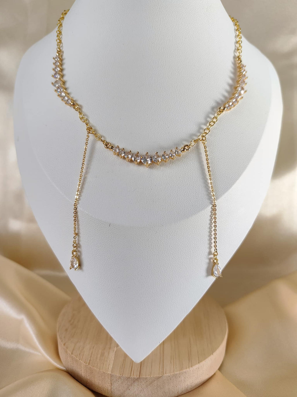 Le collier "L'héritage de Cléopâtre" est un collier qui s'inspire de cette reine égyptienne. Une pièce forte et brillante, avec zircone.