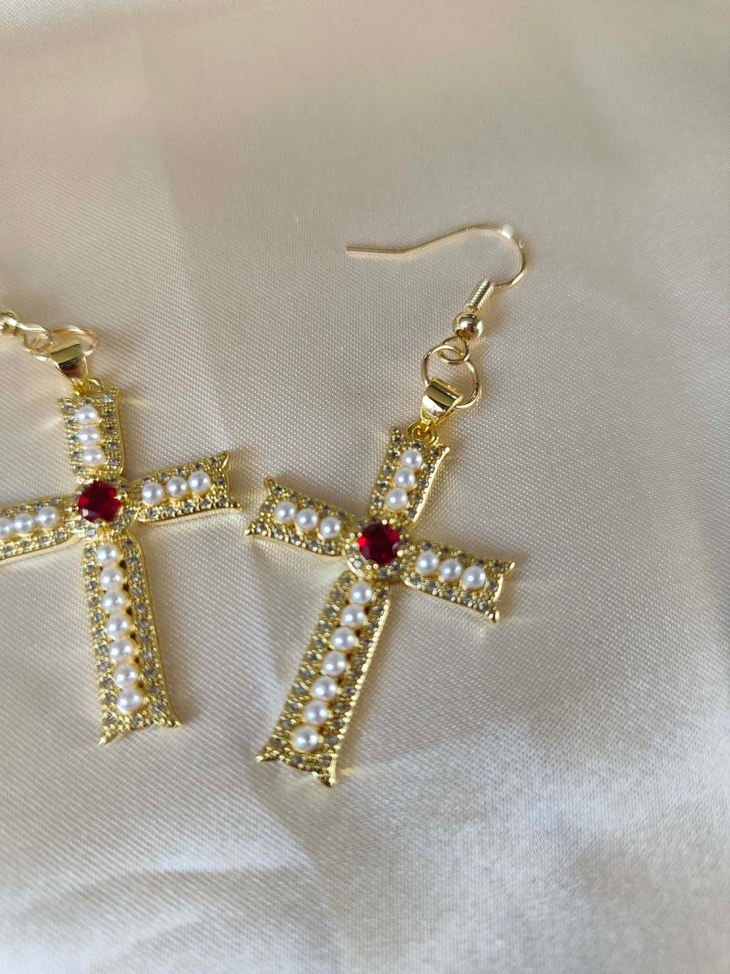 Boucles d’oreilles croix rouge et doré -  Rubis Sacré – Gothique