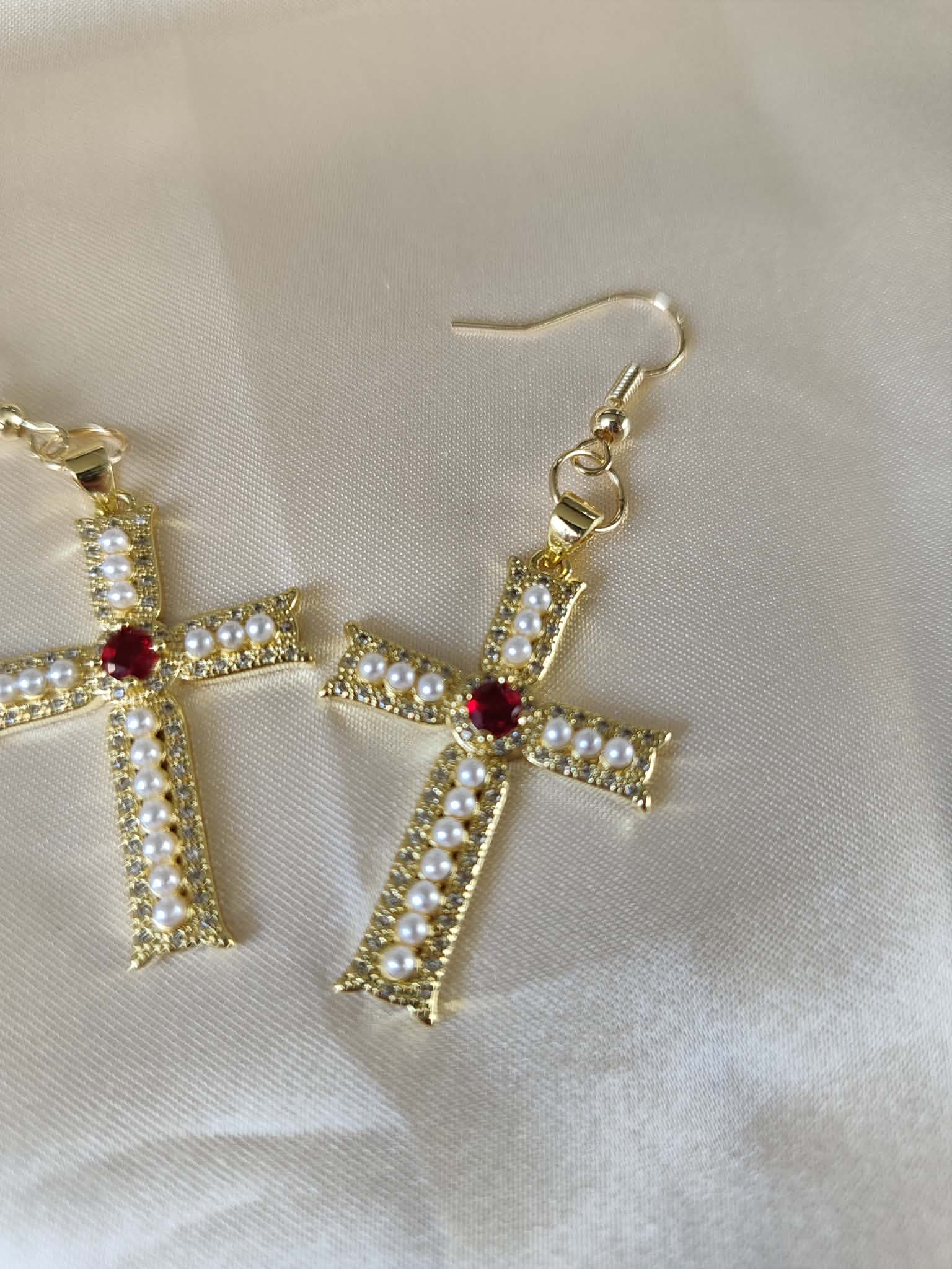 Boucles d’oreilles croix rouge et doré -  Rubis Sacré – Gothique