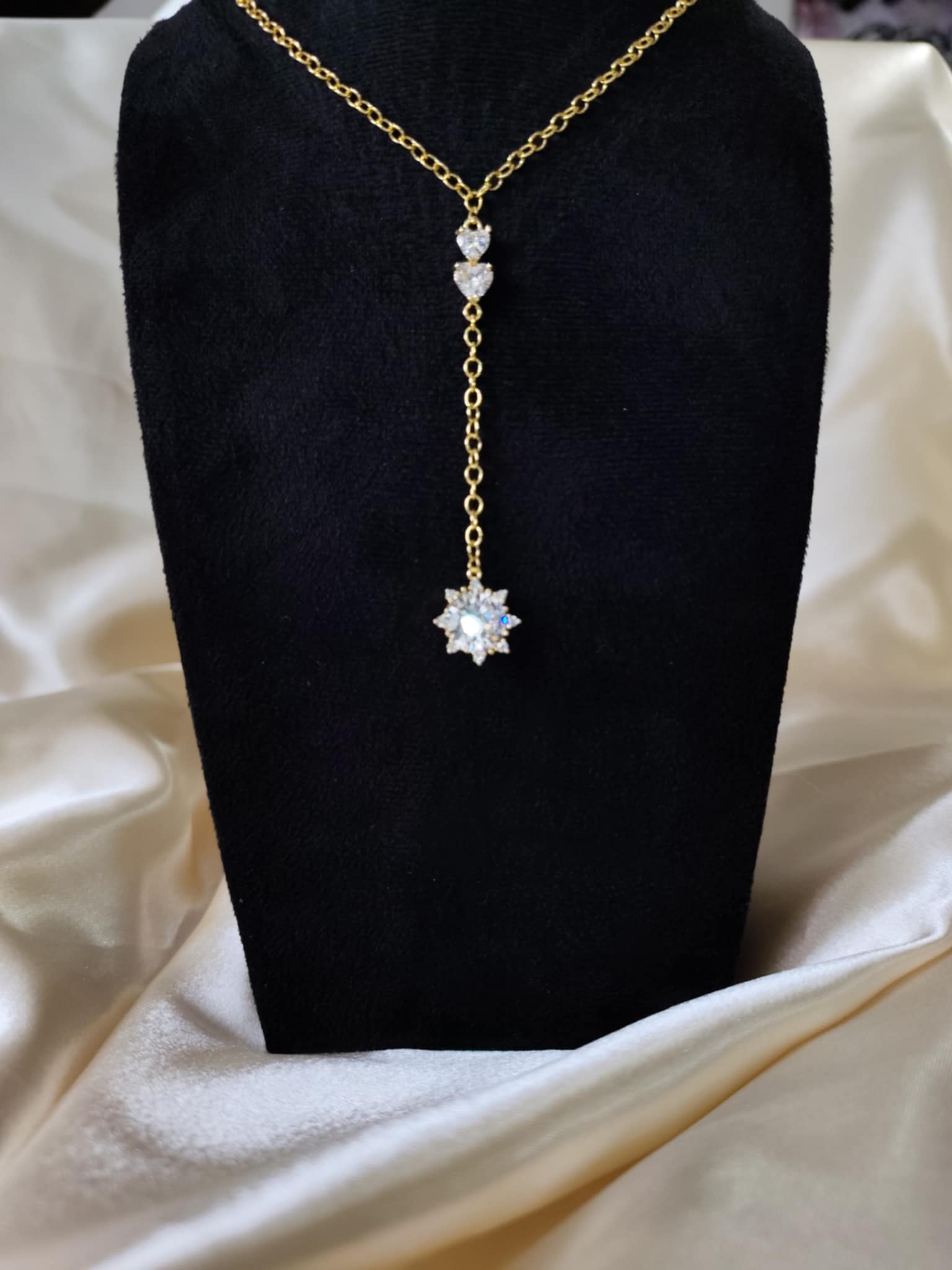 Le collier élégant "La Reine des étoiles" - 
"La Reine des étoiles" porté - Vue de face
"La Reine des étoiles"  - Détail de la finition dorée