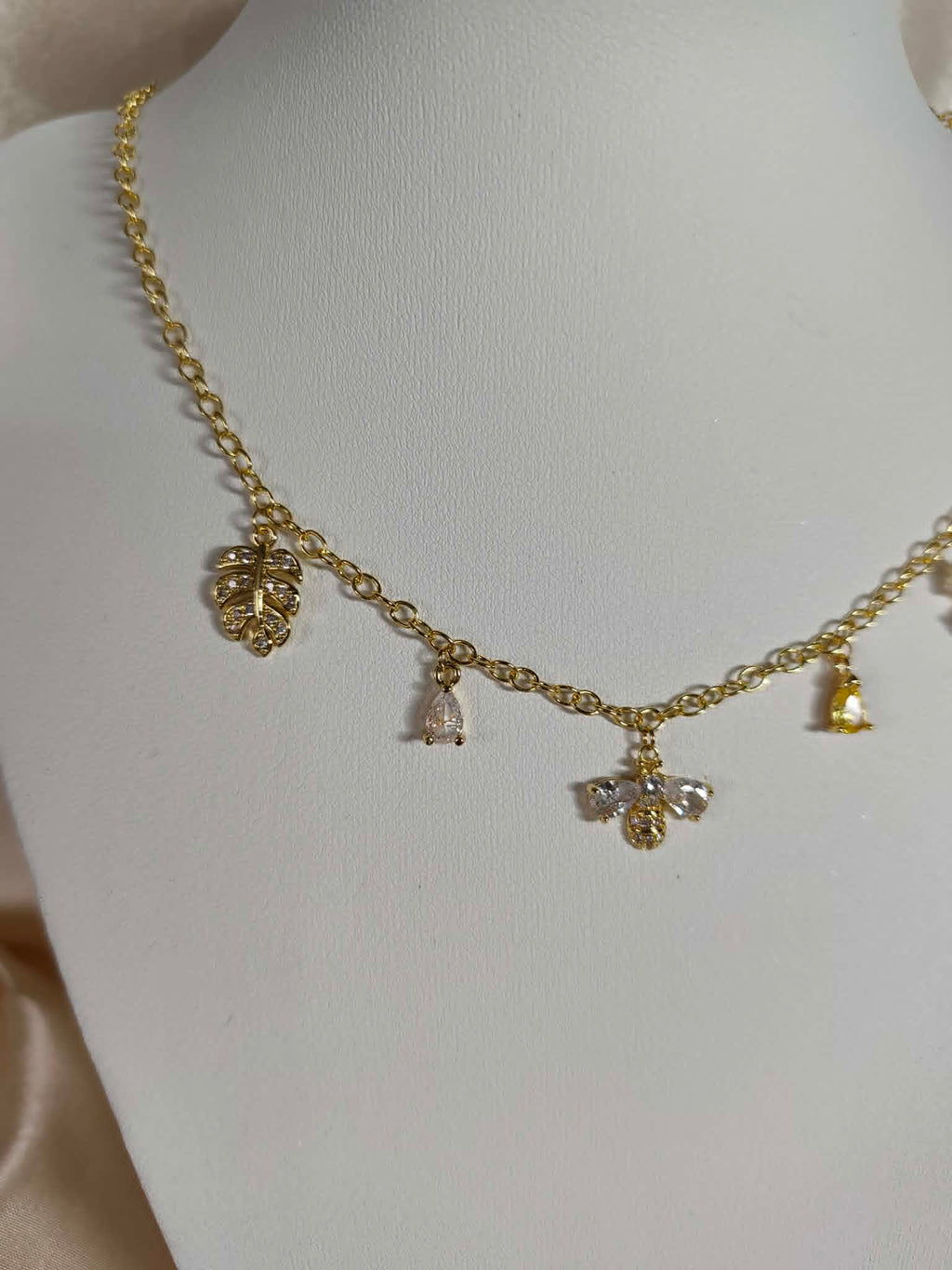 Collier "abeille dans son jardin royal"
