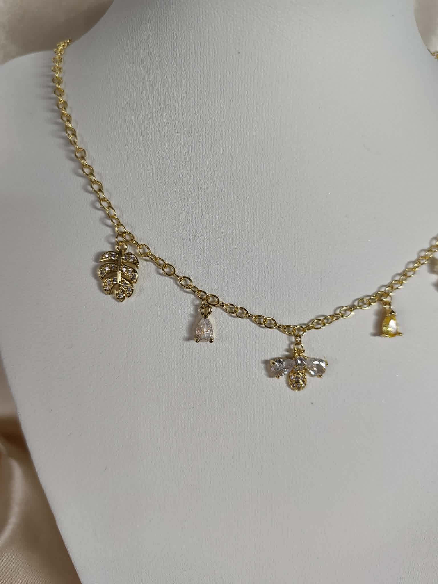 Collier "abeille dans son jardin royal"