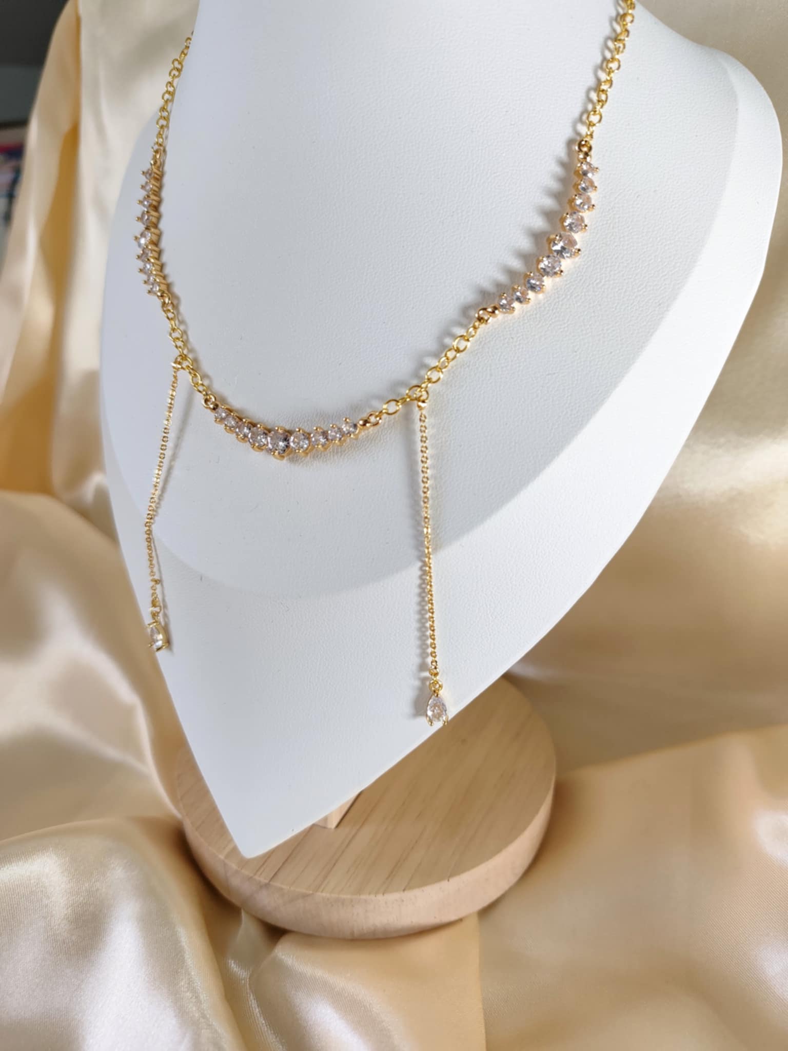 Le collier "L'héritage de Cléopâtre" est un collier qui s'inspire de cette reine égyptienne. Une pièce forte et brillante, avec zircone.