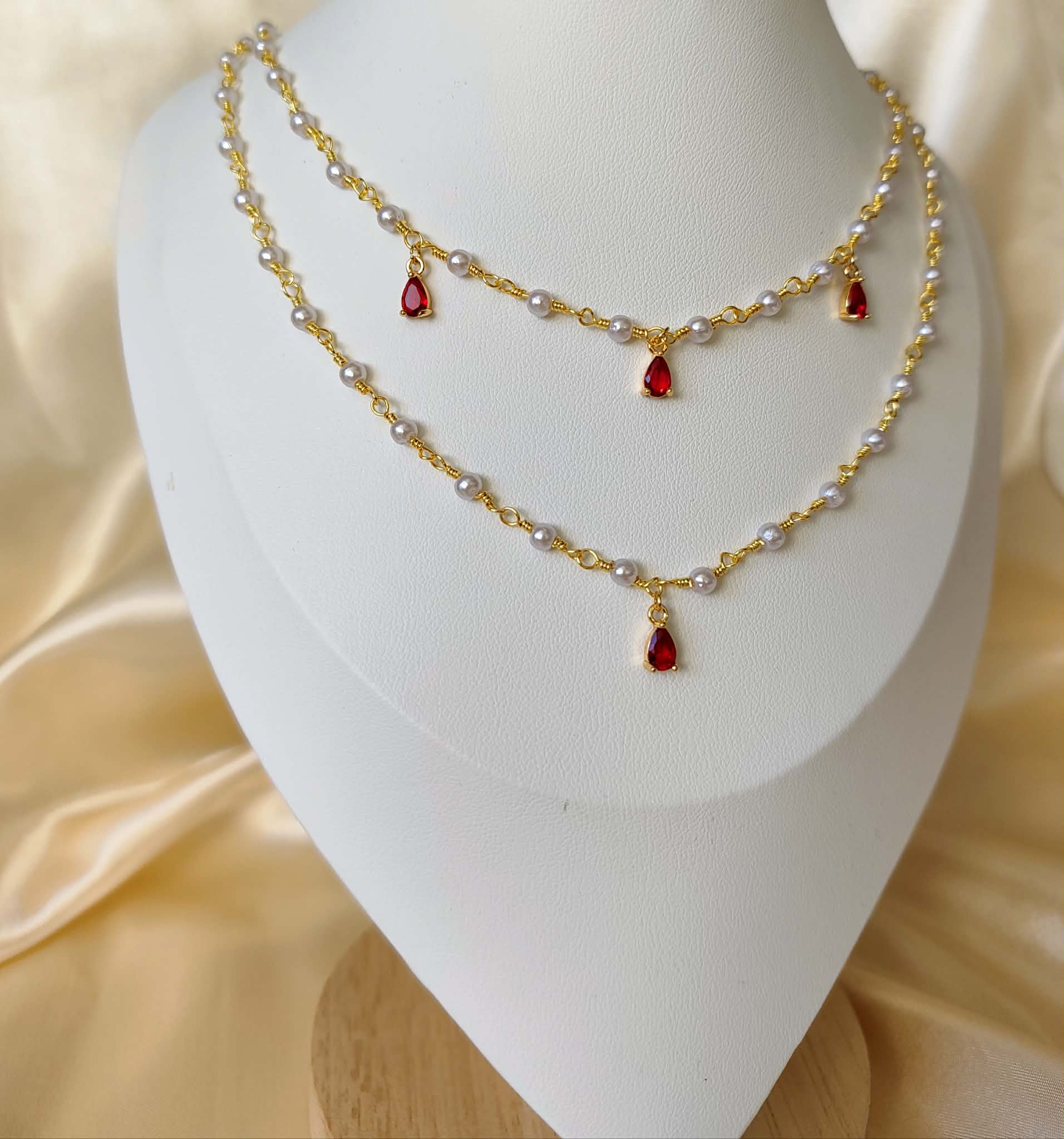 Parure collier et boucles d'oreilles doré et rouge  avec perles -  La Reine de Rubis
