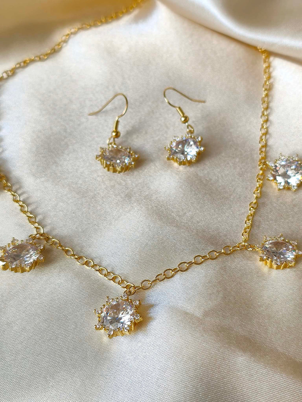 Parure 'Majesté Éblouissante' bijoux en laiton plaqué or 18k, collier et boucles d'oreilles avec soleils lumineux, élégance pour femme