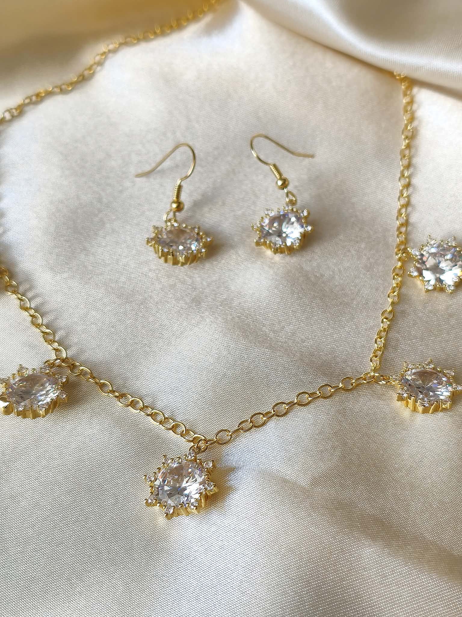 Parure 'Majesté Éblouissante' bijoux en laiton plaqué or 18k, collier et boucles d'oreilles avec soleils lumineux, élégance pour femme