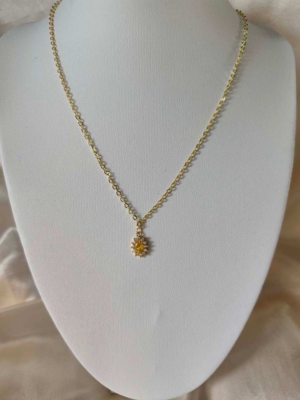 Collier "médaillon jaune"