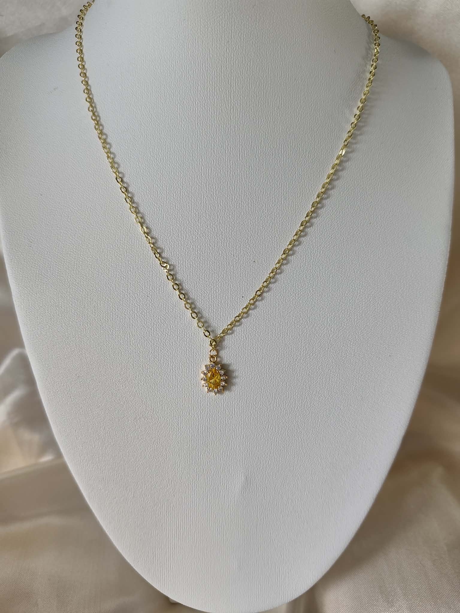 Collier "médaillon jaune"