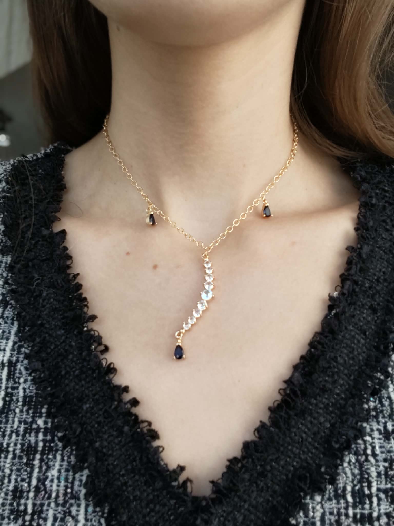 Collier lumineux avec un pendentif en demi-lune zircone et des gouttelettes bleues, bijou élégant pour femme