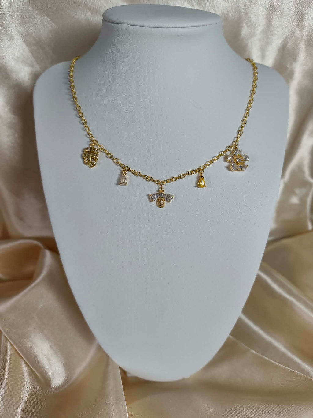 Collier "abeille dans son jardin royal"