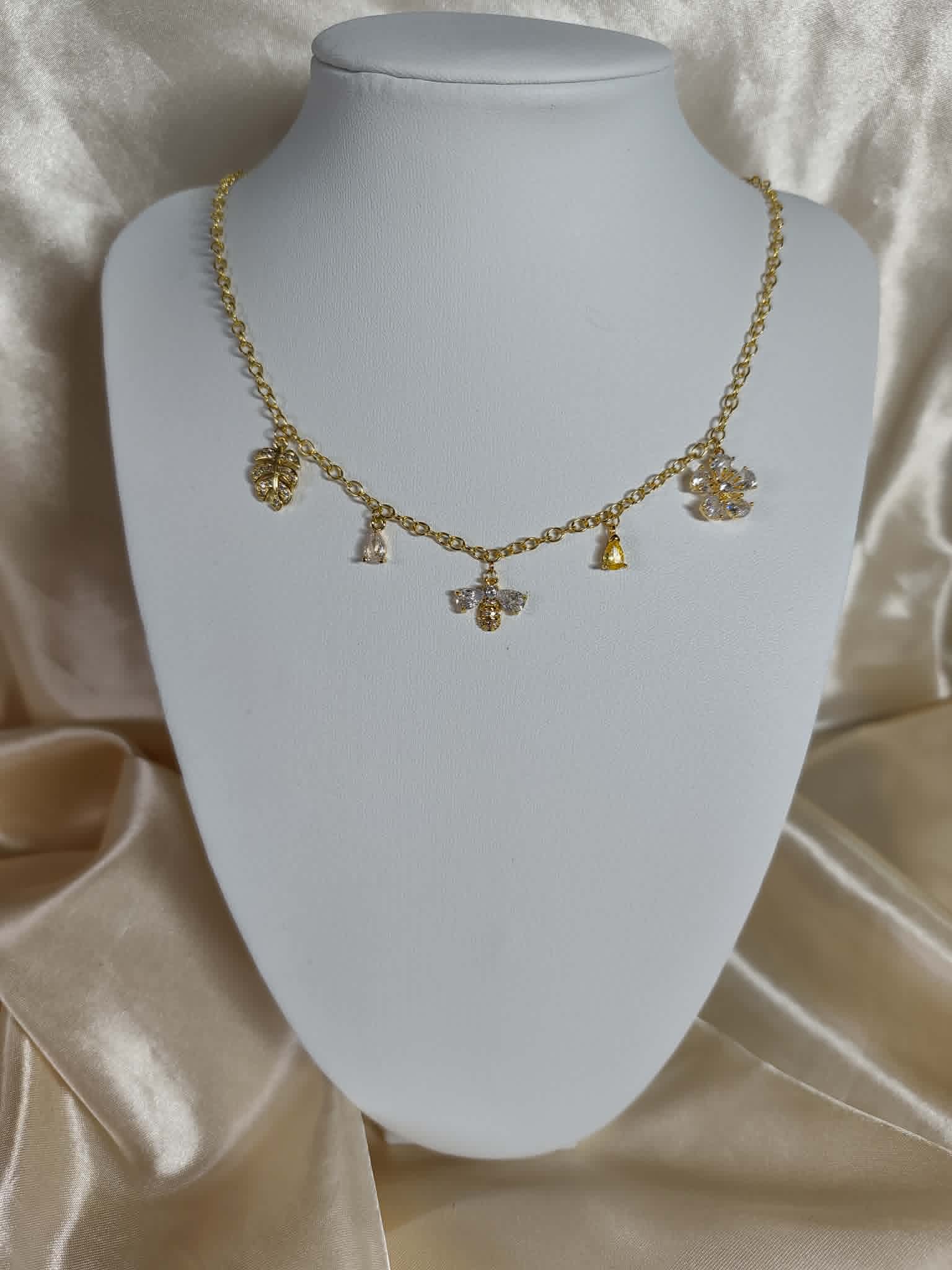 Collier "abeille dans son jardin royal"
