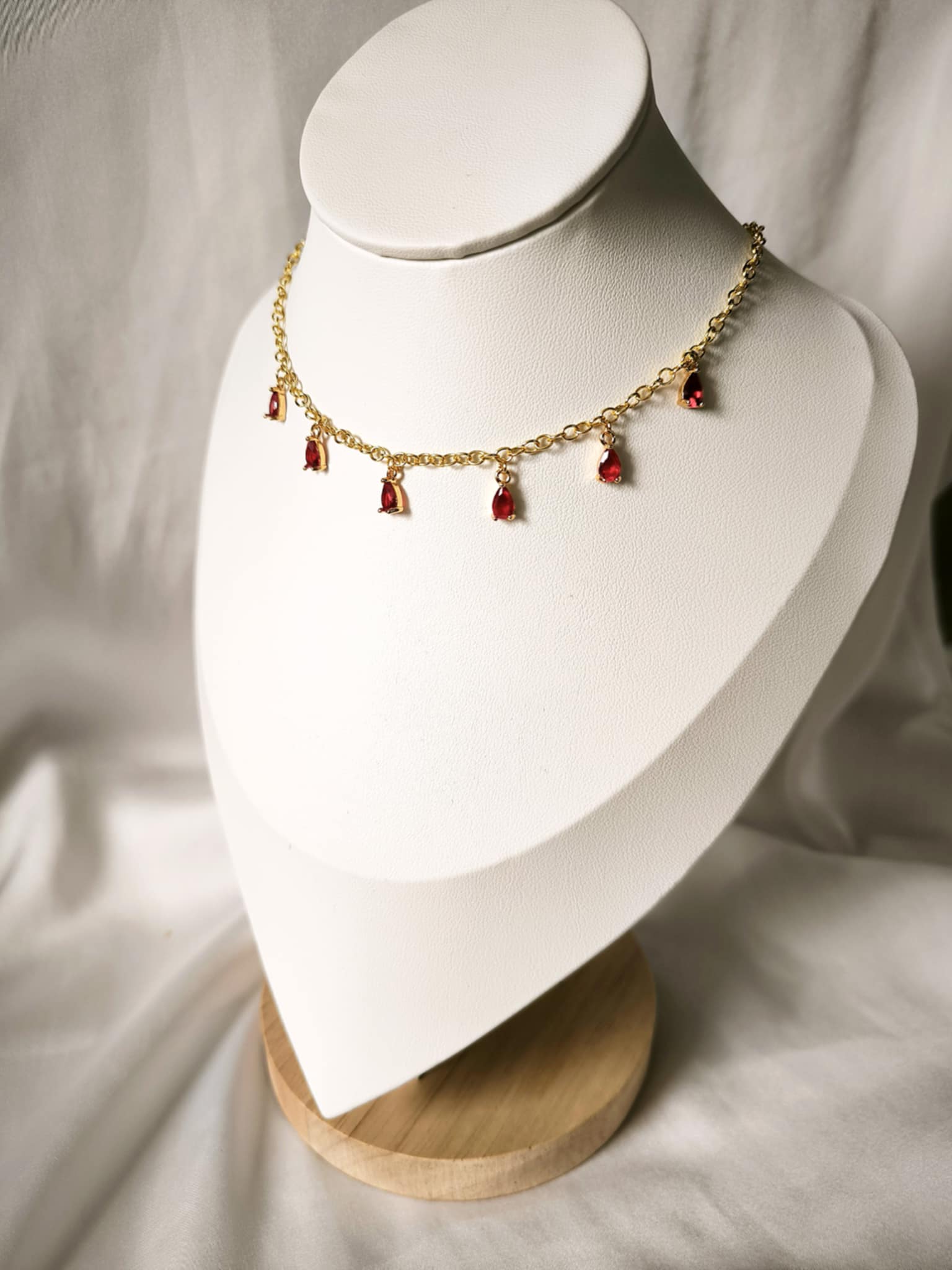 collier rouge et doré en laiton Plaqué Or 18K Fait Main. Collier avec un chaîne réglable et des goutelettes rouges. Un seul exemplaire avec certificat d'authenticité.
