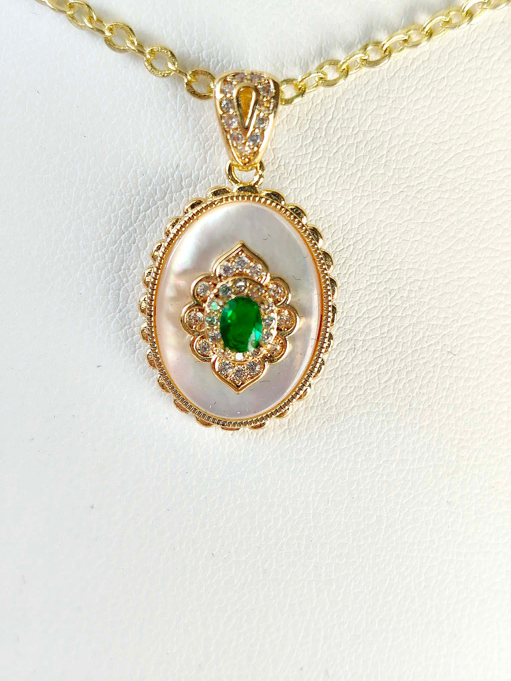 Collier doré, nacré et vert émeraude - Cœur d’Émeraude
