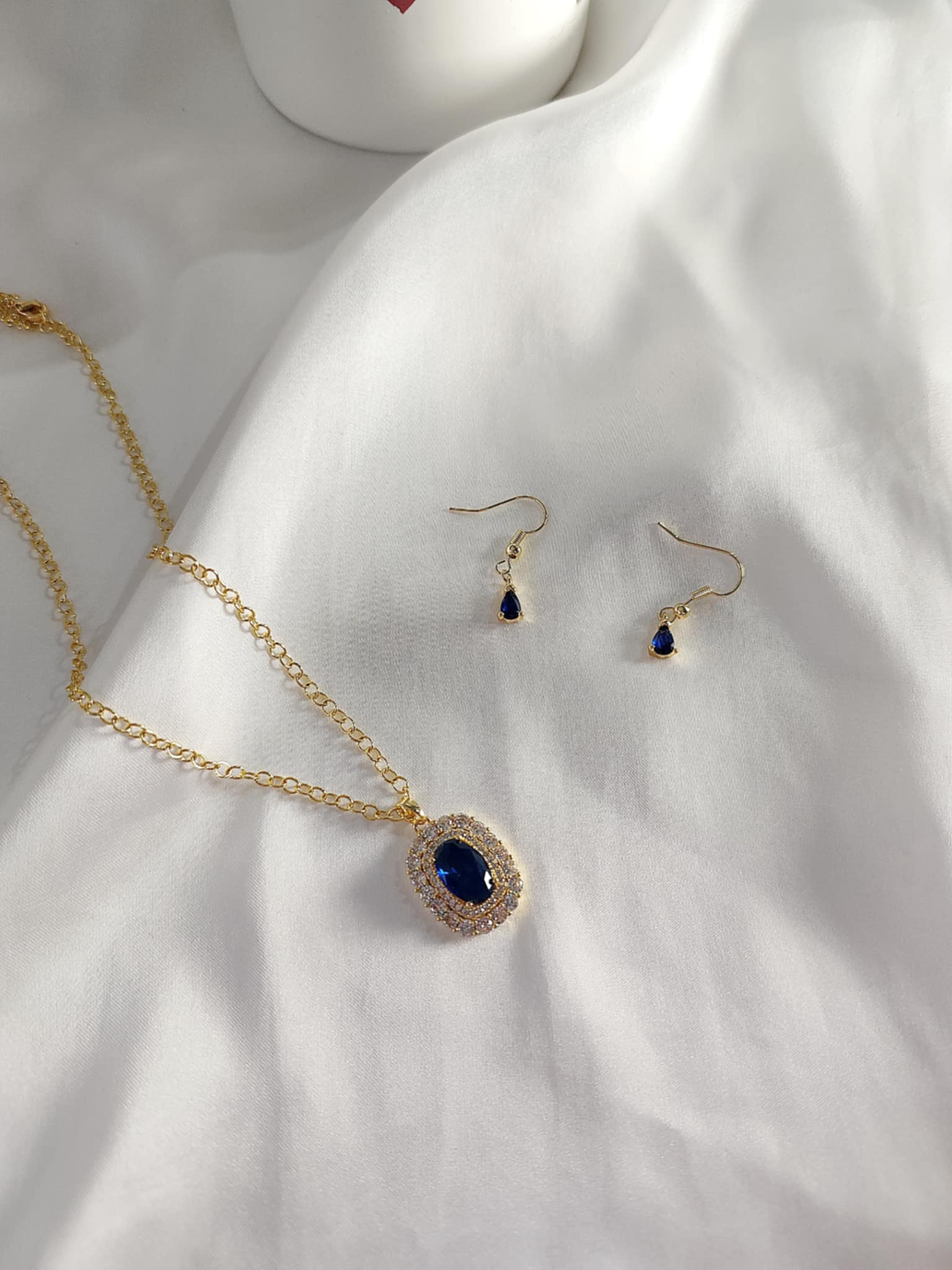 Parure collier et boucles d'oreilles doré et bleu - Eclat de Saphir