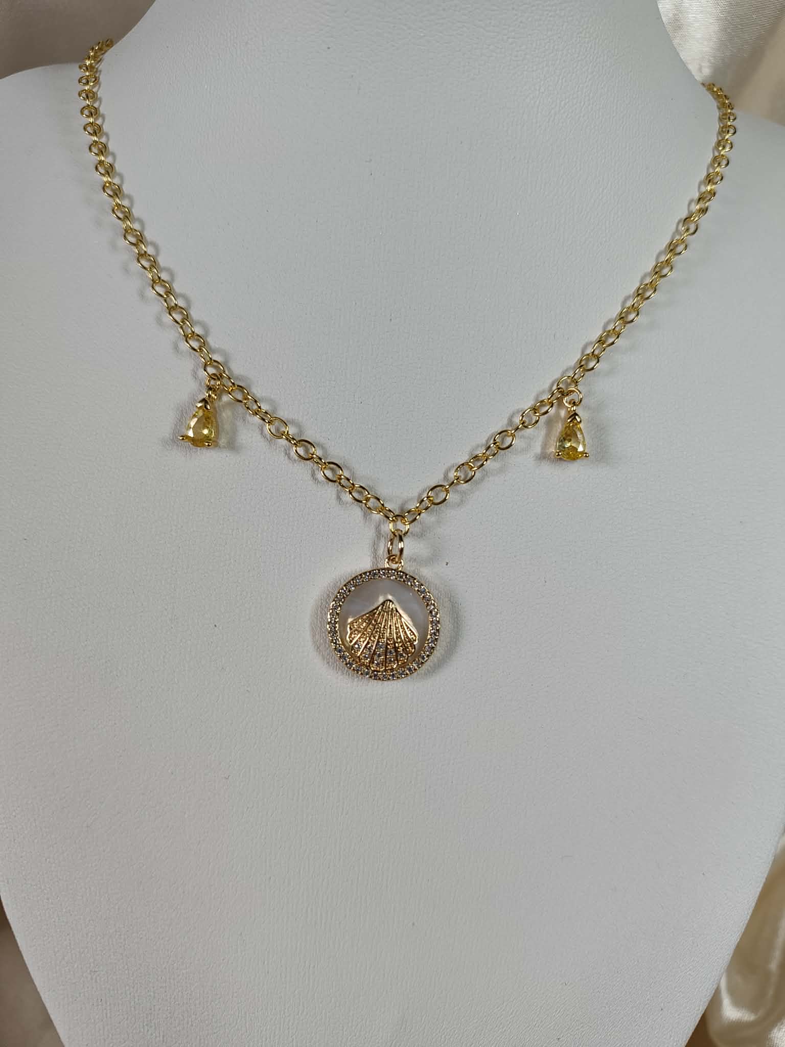 Collier "coquillage jaune"