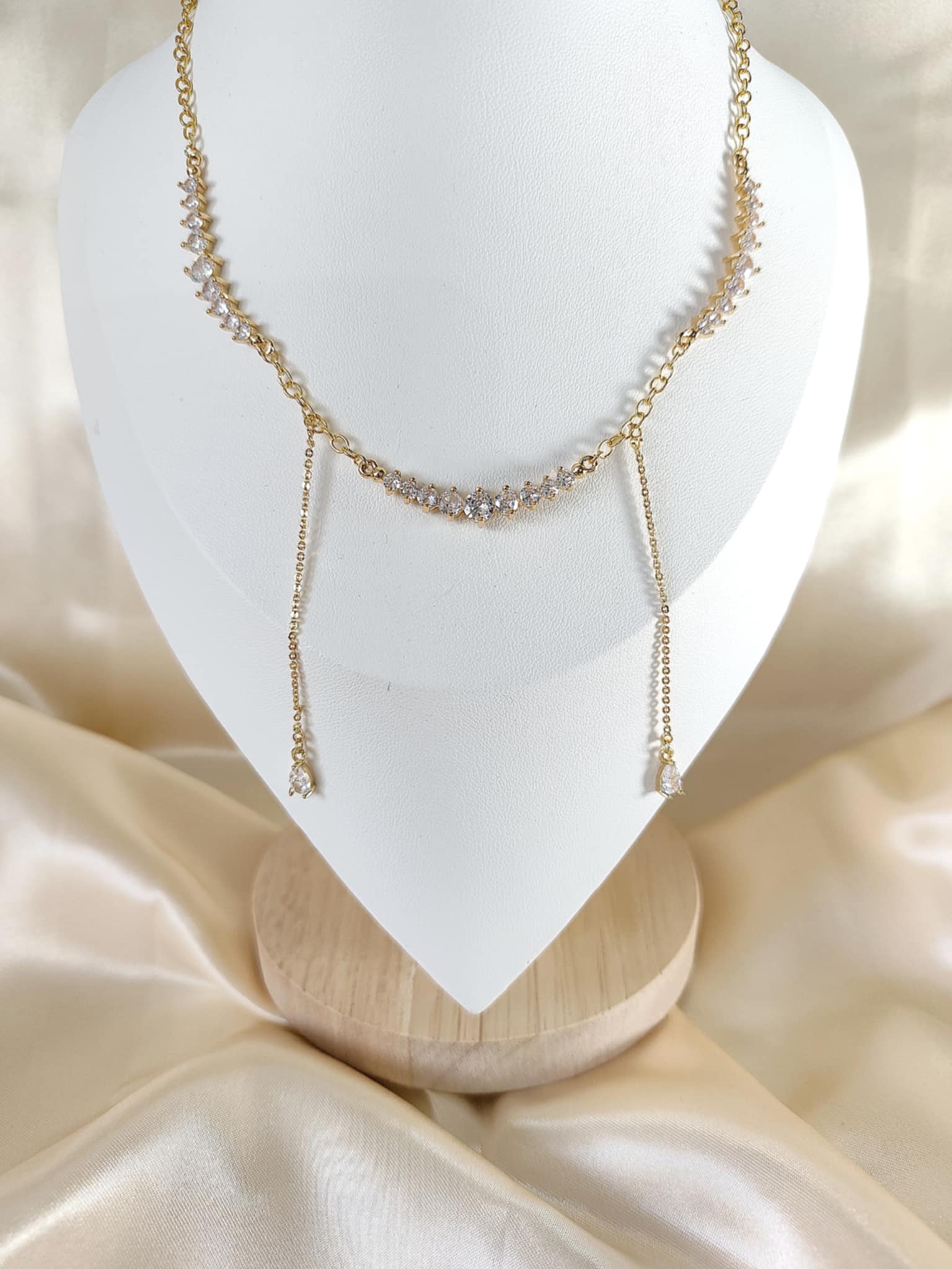 Le collier "L'héritage de Cléopâtre" est un collier qui s'inspire de cette reine égyptienne. Une pièce forte et brillante, avec zircone.