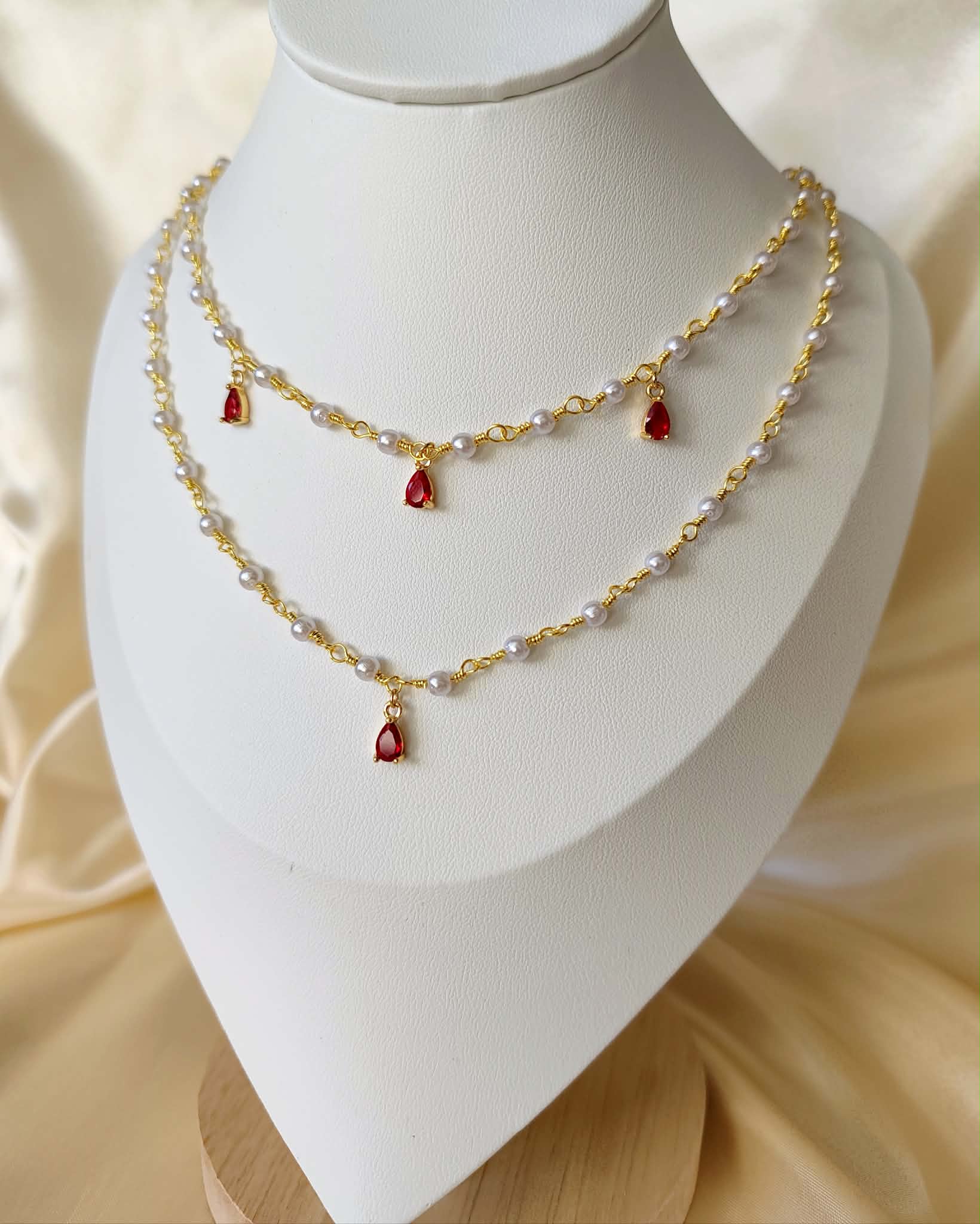 Parure collier et boucles d'oreilles doré et rouge  avec perles -  La Reine de Rubis