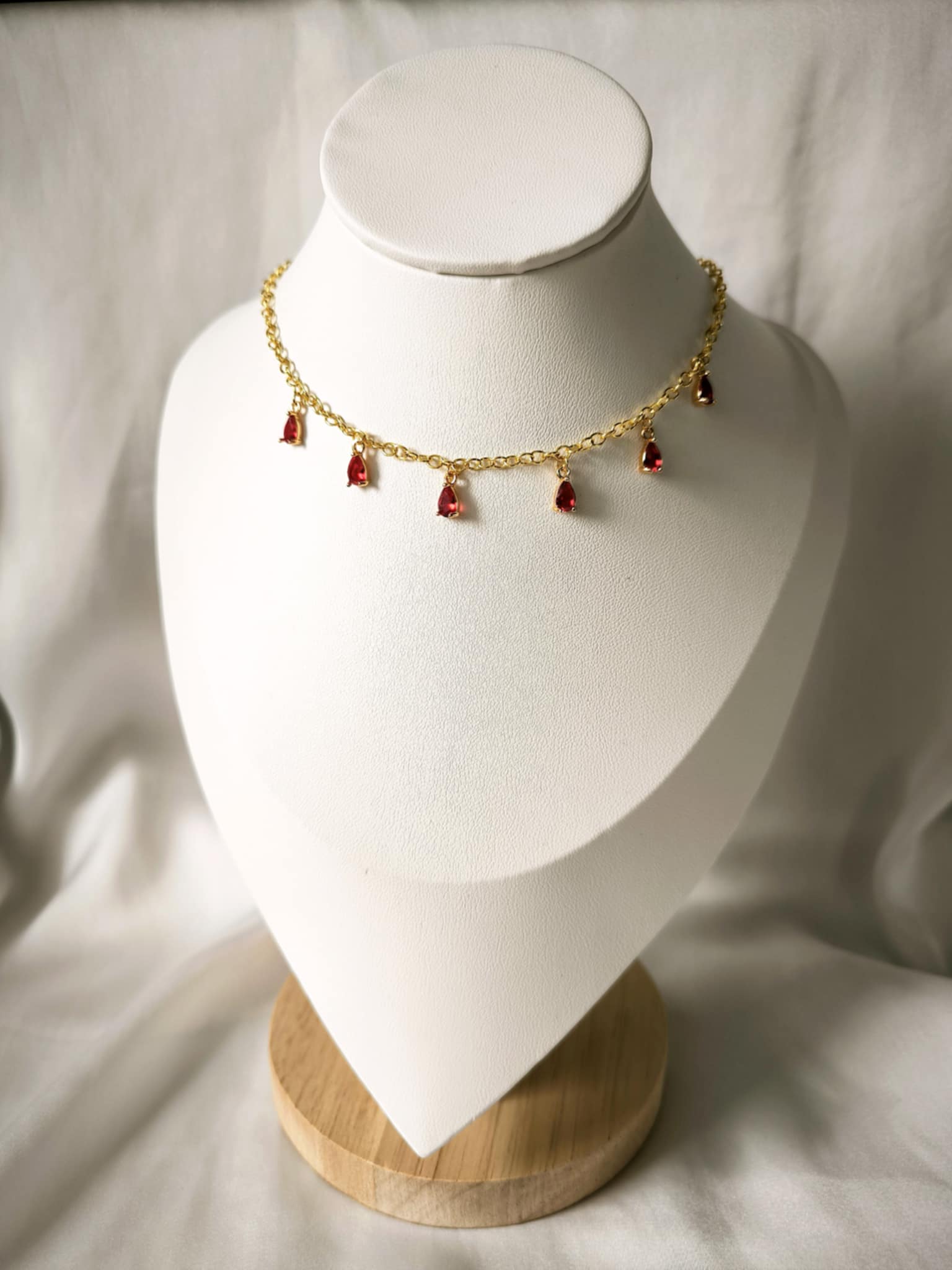 collier rouge et doré en laiton Plaqué Or 18K Fait Main. Collier avec un chaîne réglable et des goutelettes rouges. Un seul exemplaire avec certificat d'authenticité.
