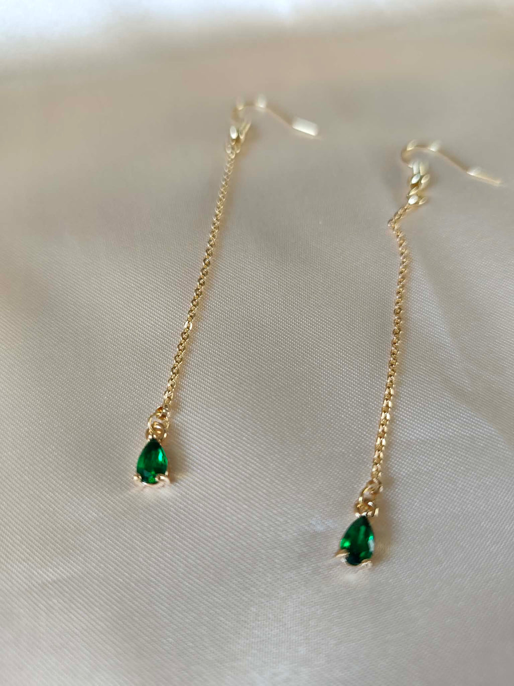 Boucles d’oreilles longues dorées et émeraude — Larmes d’Émeraude