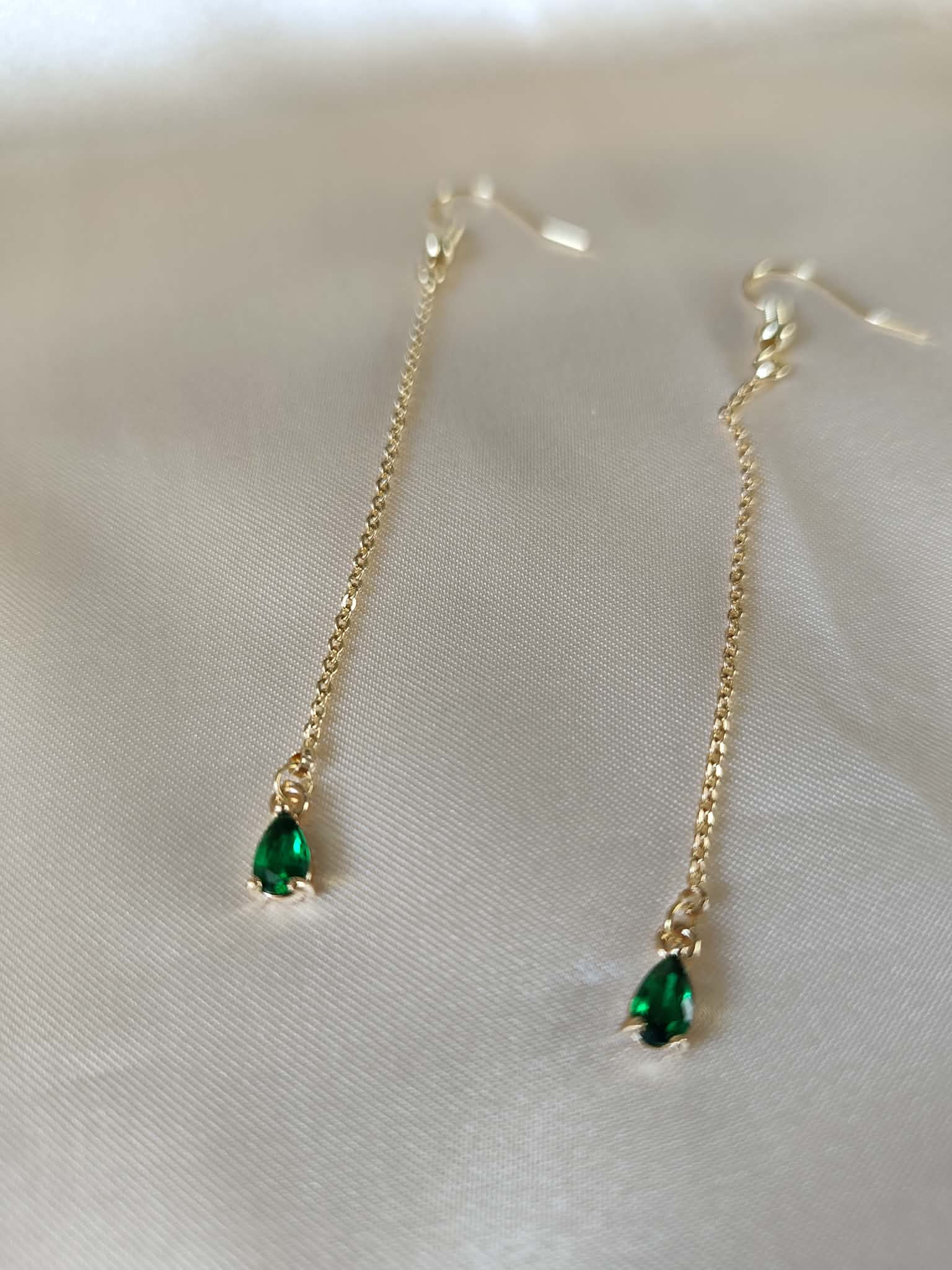 Boucles d’oreilles longues dorées et émeraude — Larmes d’Émeraude