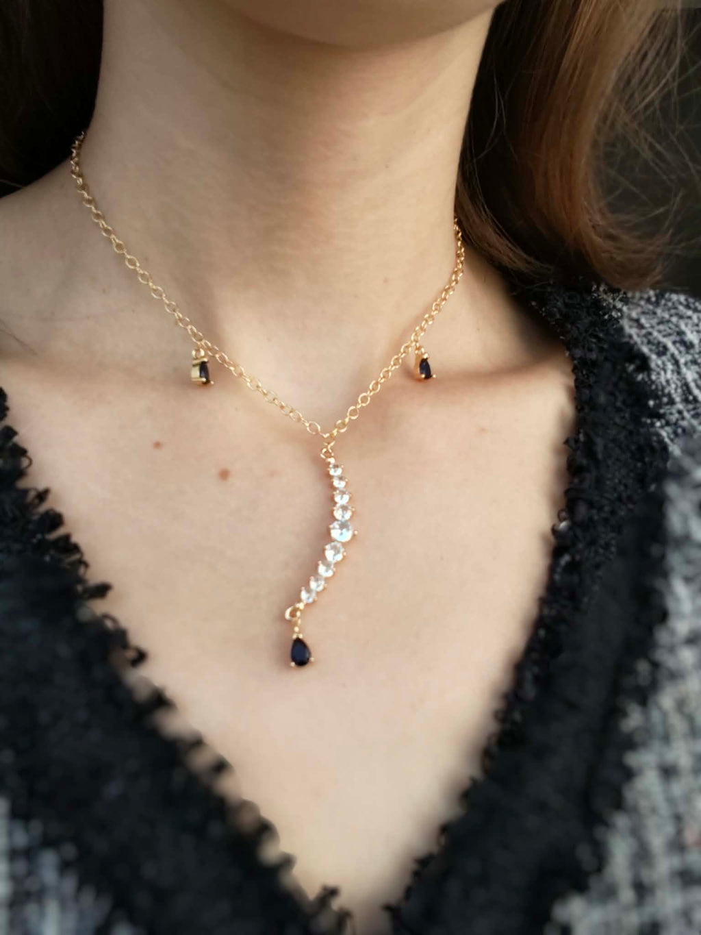 Collier lumineux avec un pendentif en demi-lune zircone et des gouttelettes bleues, bijou élégant pour femme