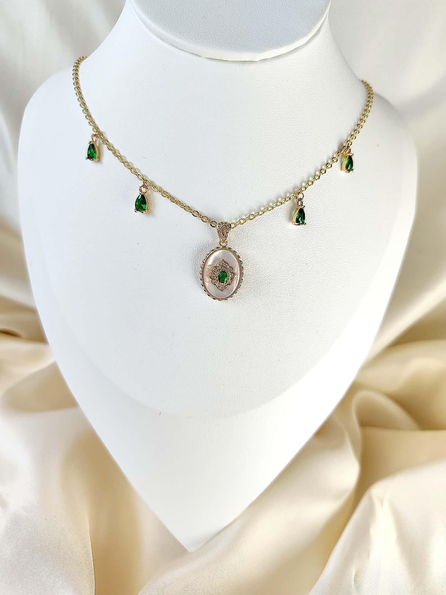 Collier doré, nacré et vert émeraude - Cœur d’Émeraude