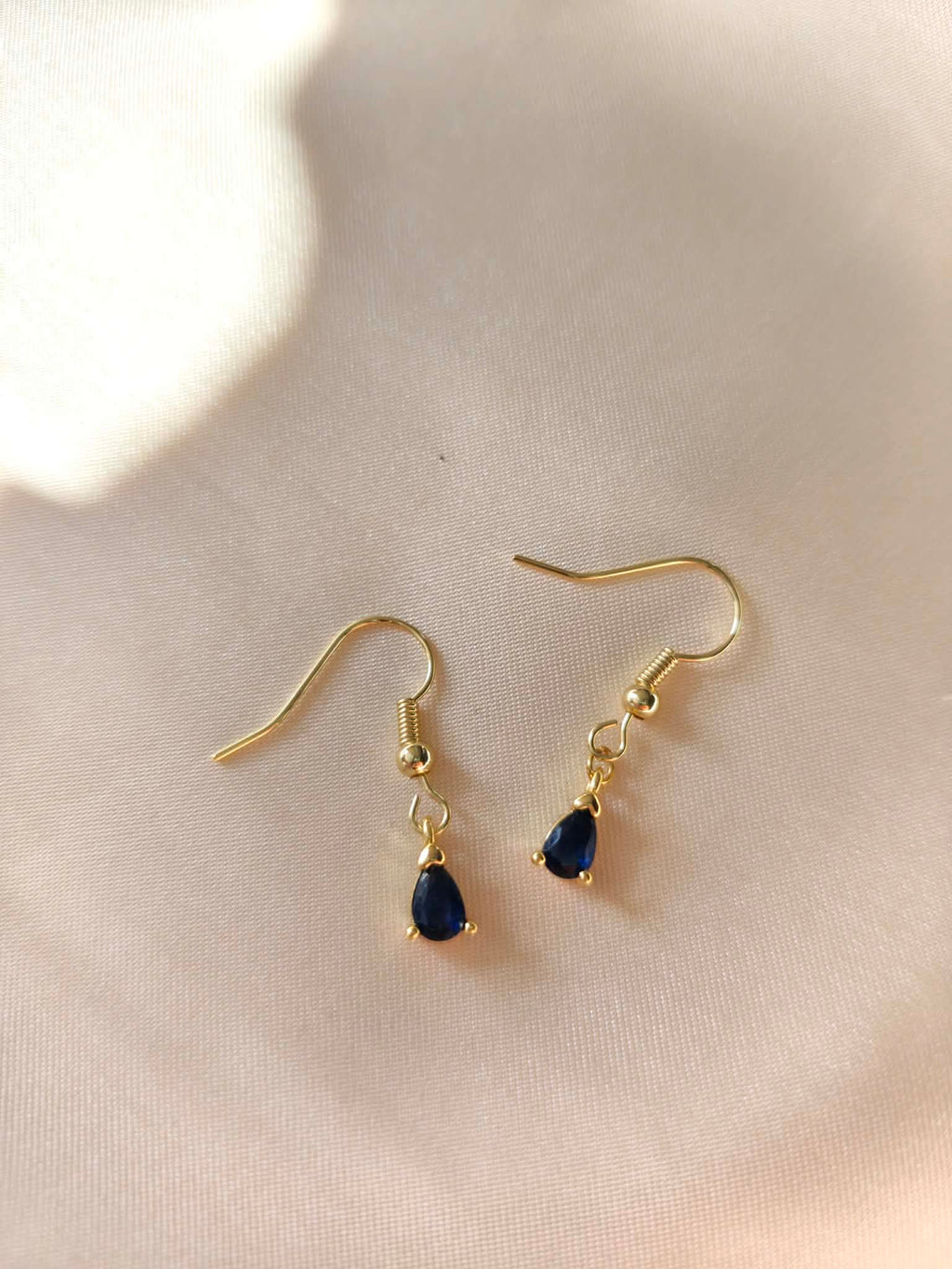 Parure collier et boucles d'oreilles doré, bleu et perles - Saphir céleste