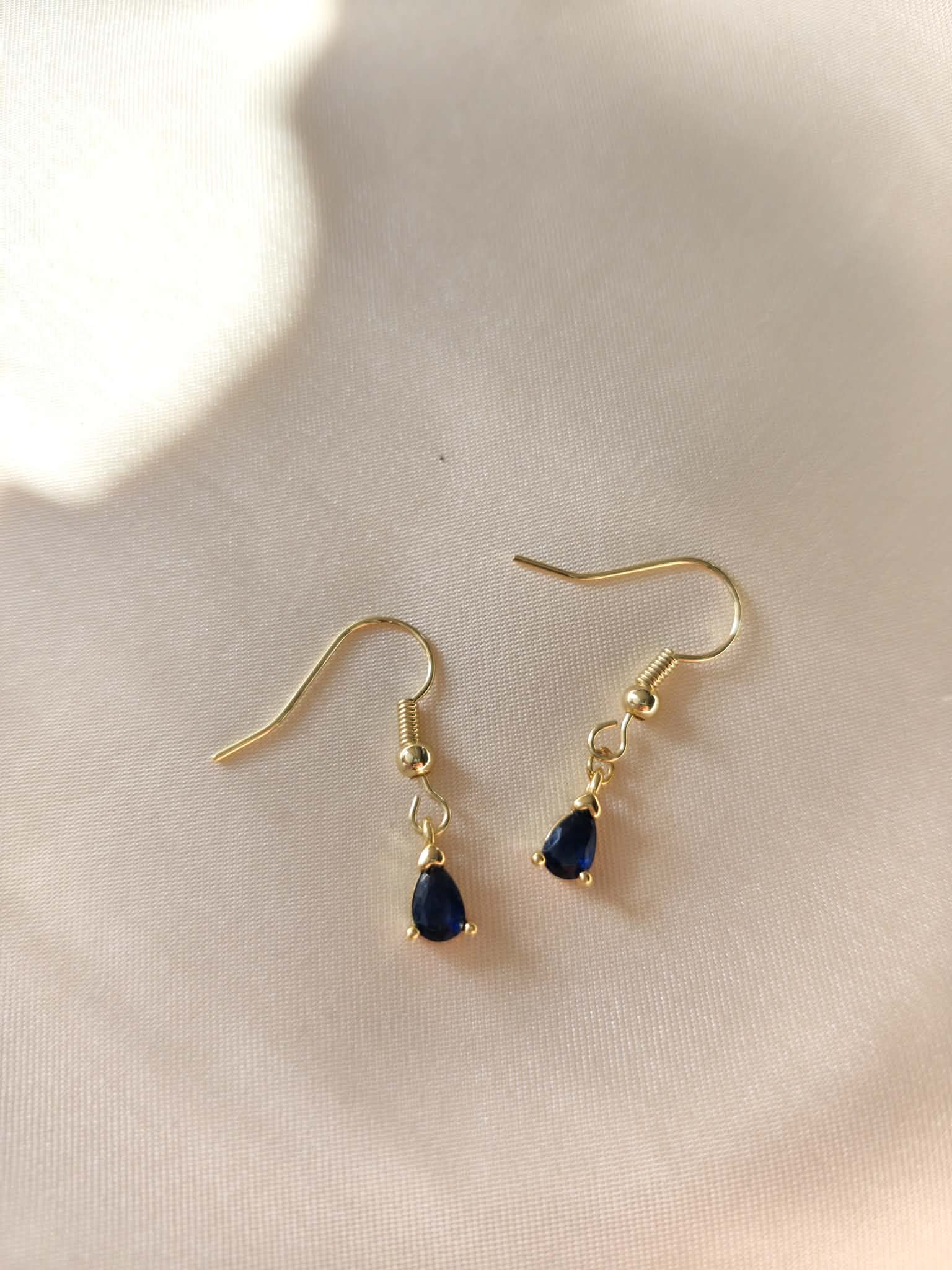 Parure collier et boucles d'oreilles doré, bleu et perles - Saphir céleste