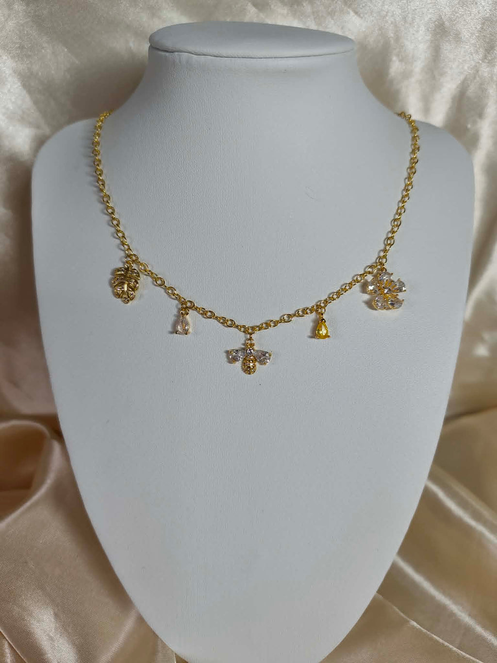 Collier "abeille dans son jardin royal"