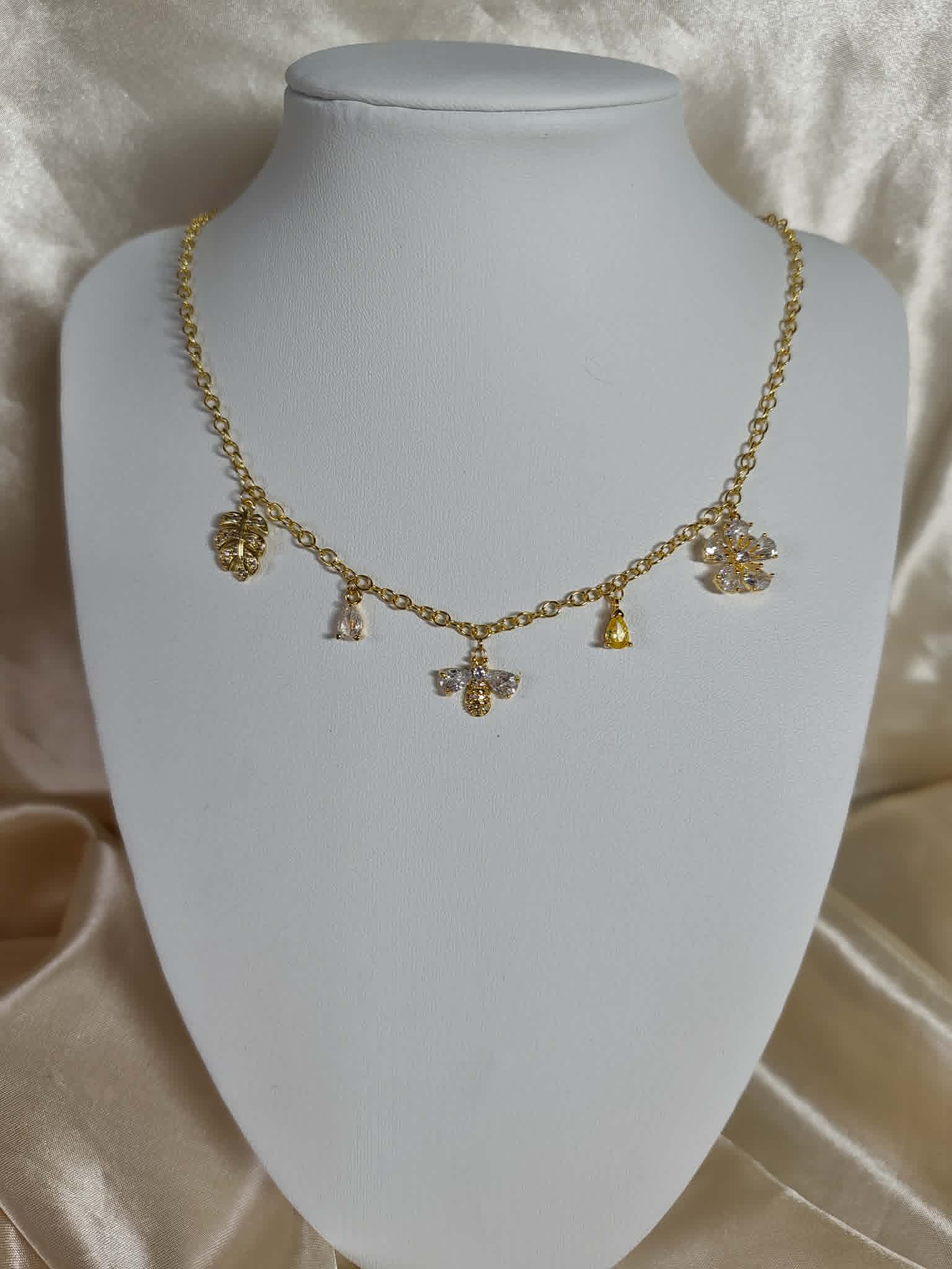 Collier "abeille dans son jardin royal"