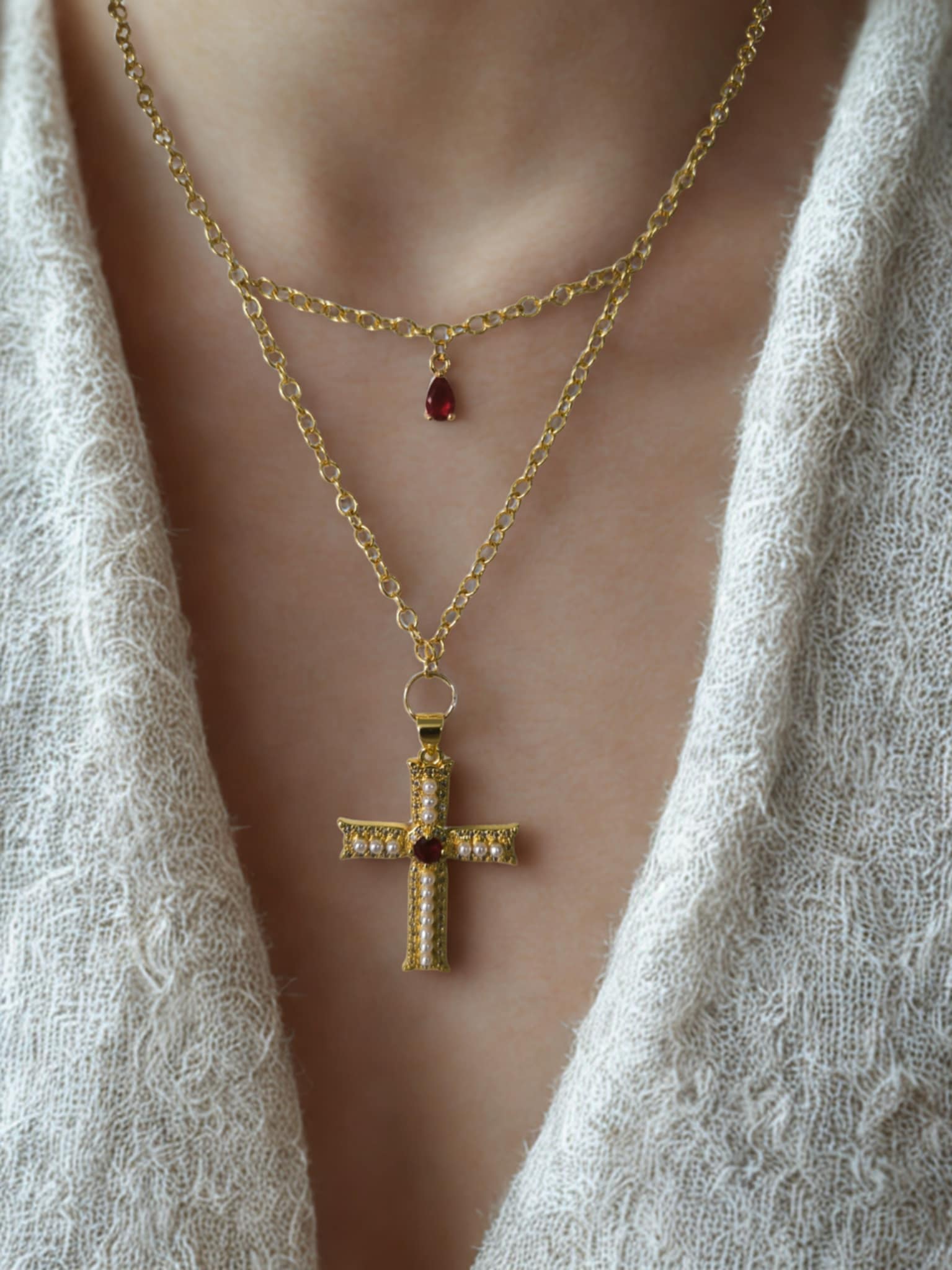 Le collier croix doré et rouge - Reine de Foi