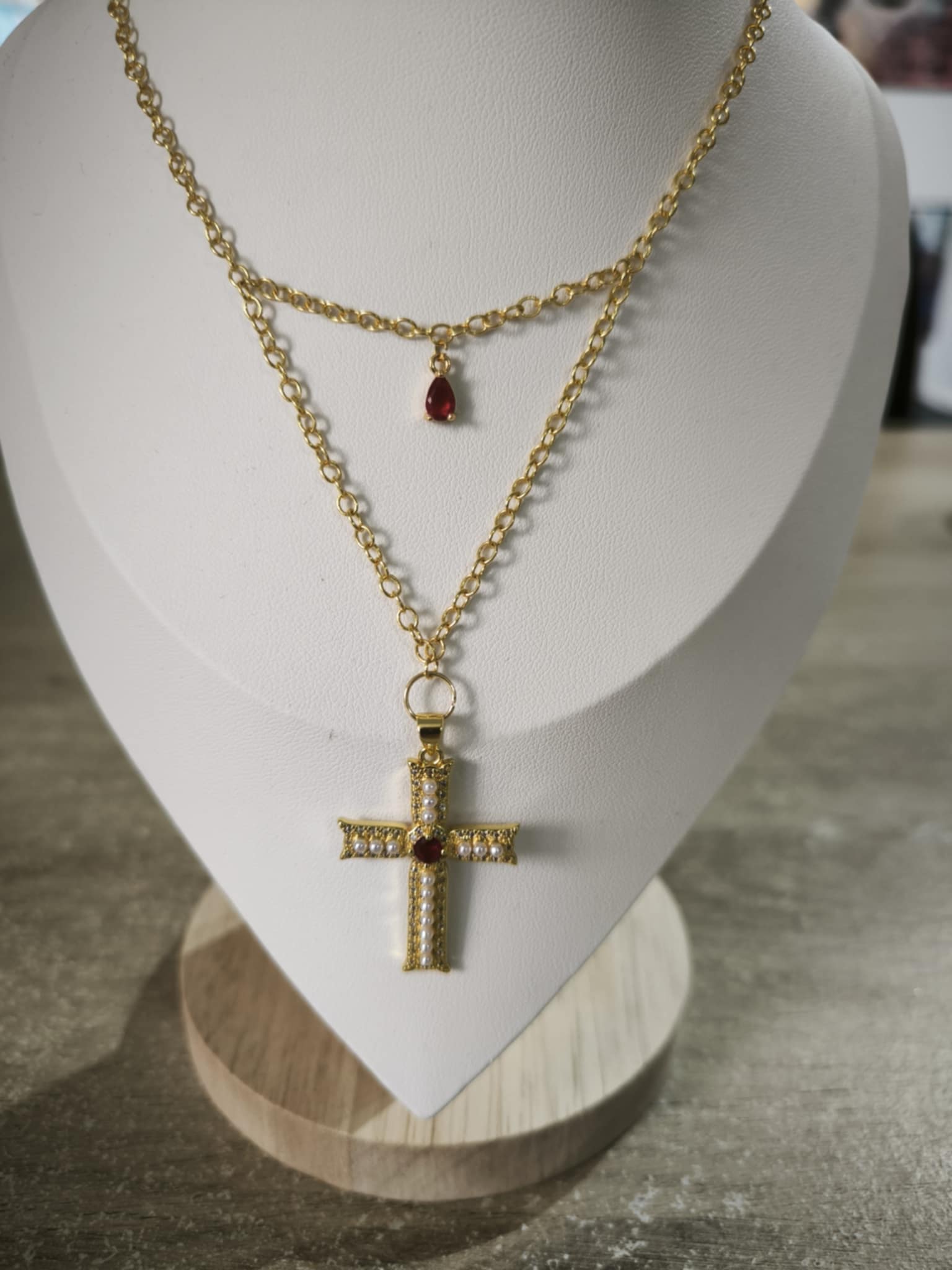 Le collier croix doré et rouge - Reine de Foi