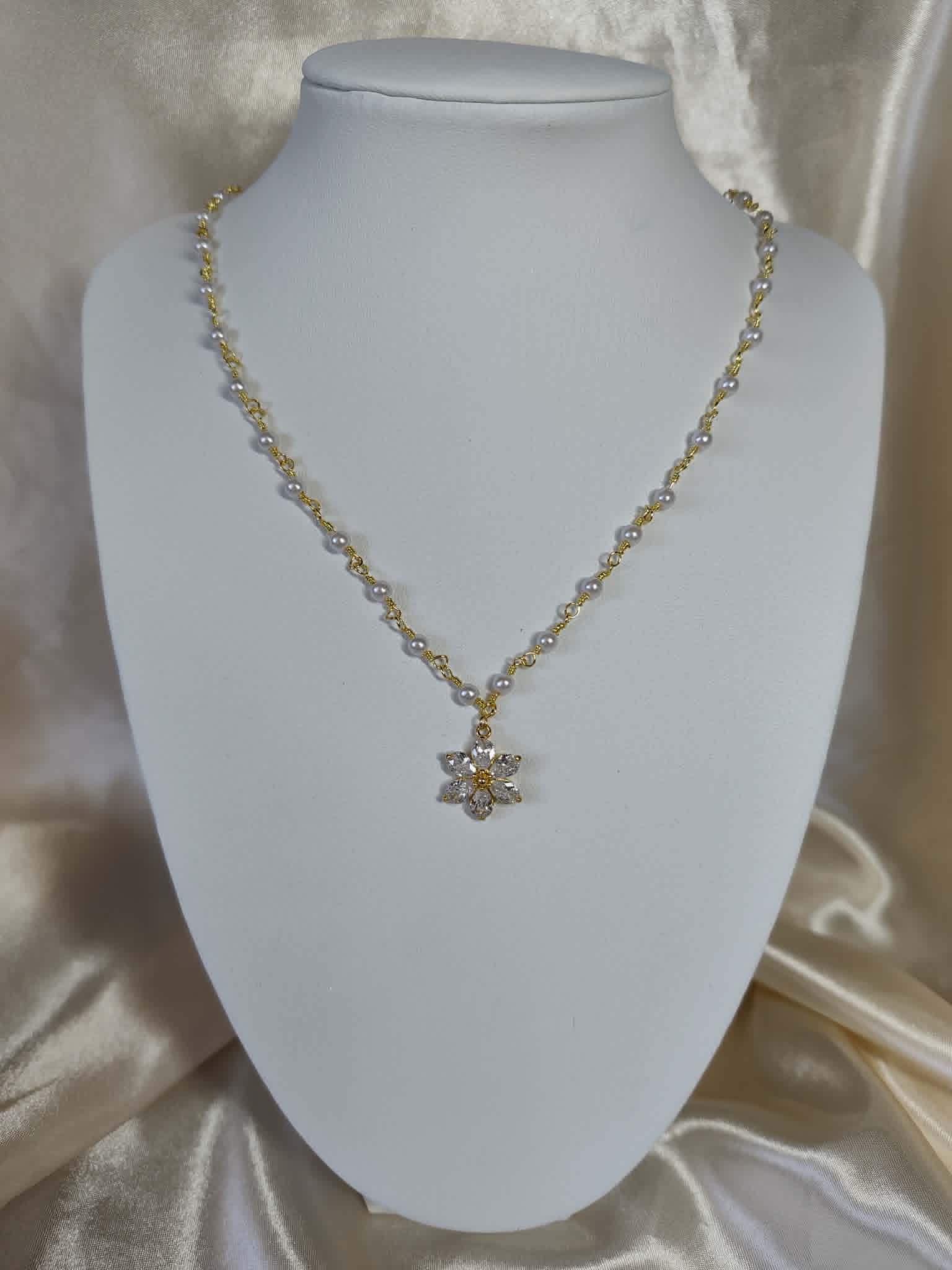 Collier "fleur d'or perle"