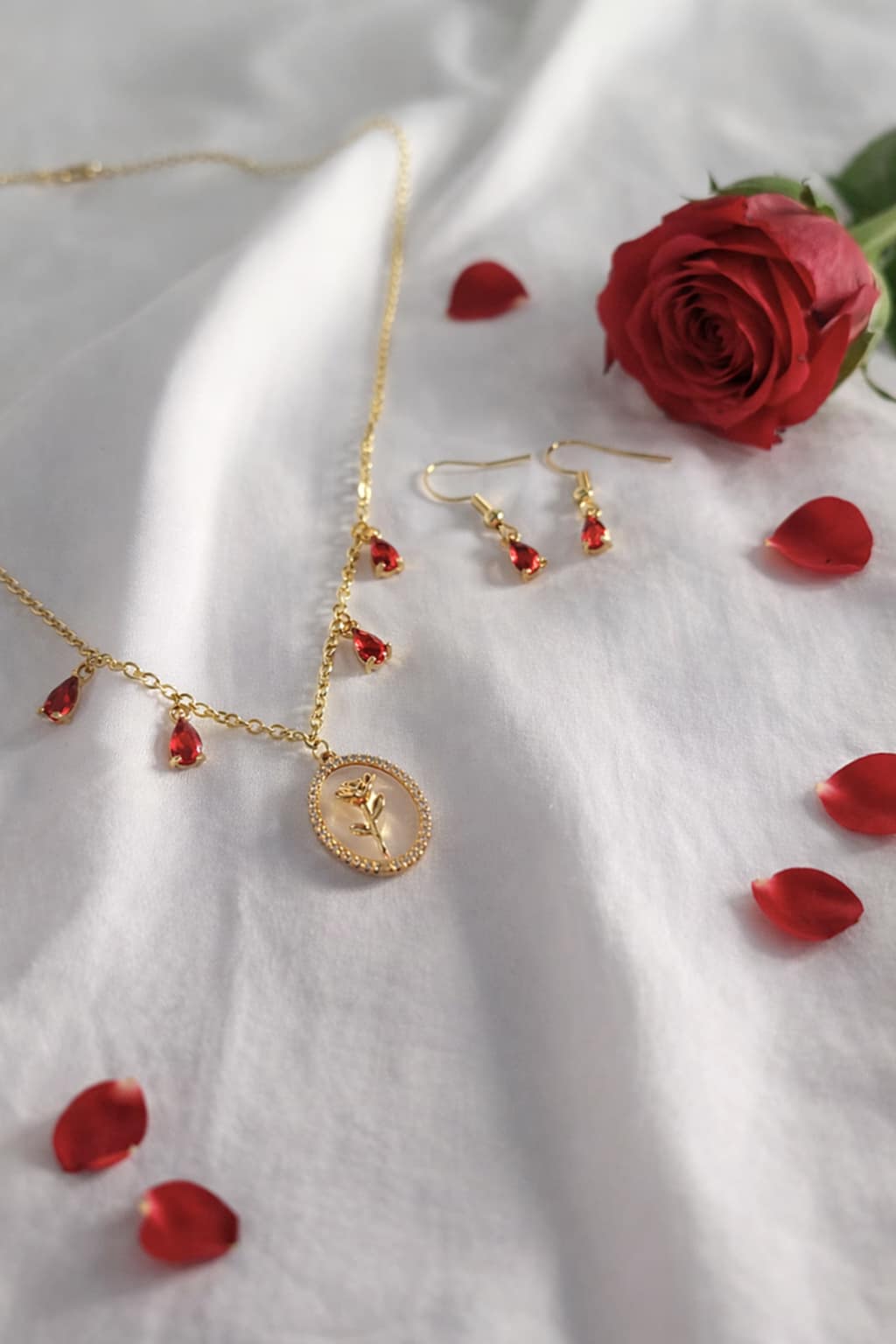 Coffret collier et boucles d'oreilles rouge. Un bijou unique en laiton plaqué or 18K avec rose dorée et nacre. Pièce artisanale fait main. 