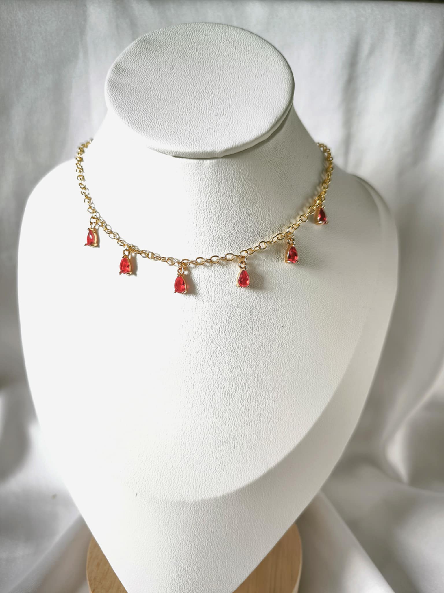 collier rouge et doré en laiton Plaqué Or 18K Fait Main. Collier avec un chaîne réglable et des goutelettes rouges. Un seul exemplaire avec certificat d'authenticité.
