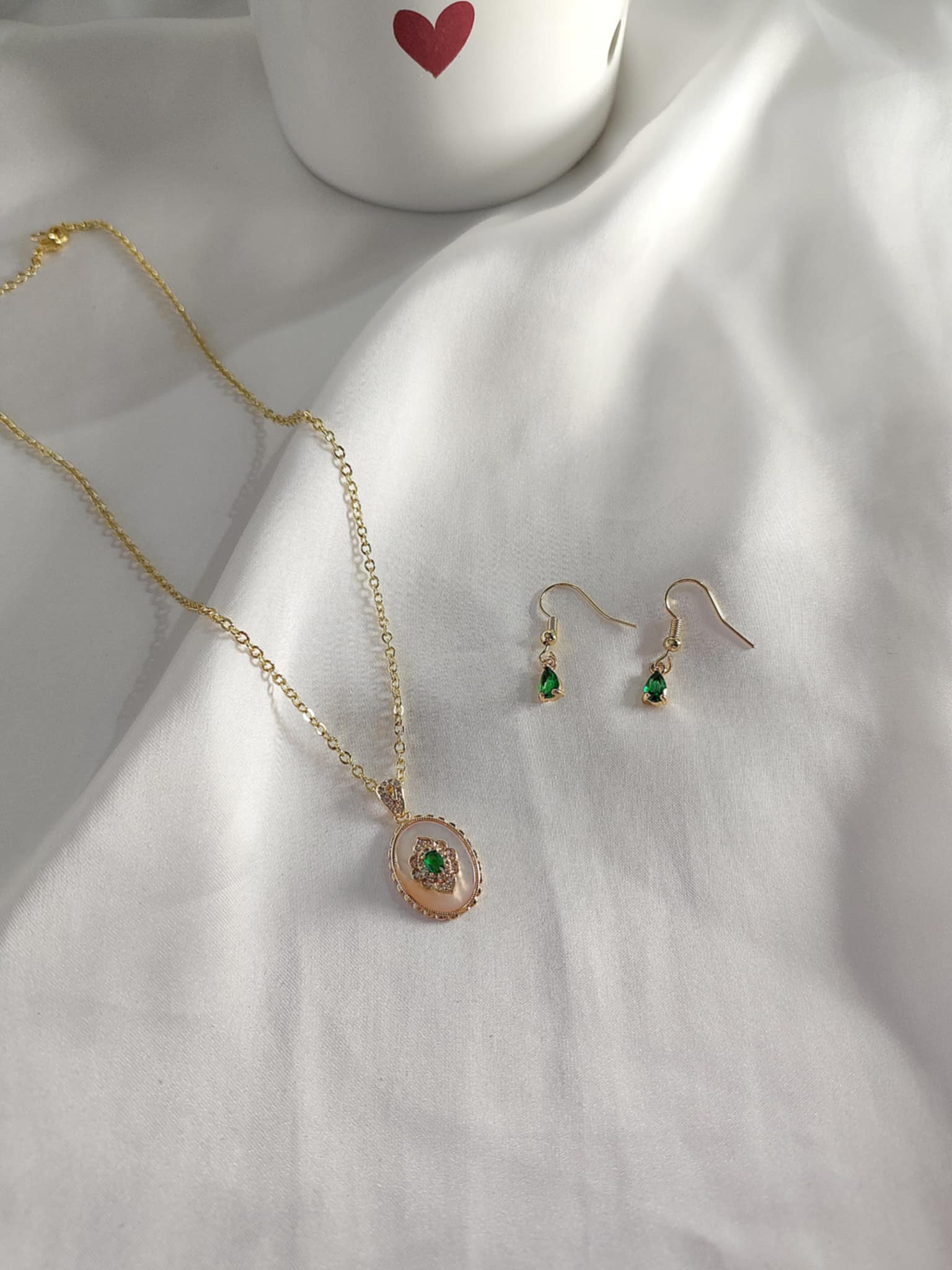 Parure collier et boucles d’oreilles vert unique en laiton plaqué or 18K avec zircone couleur émeraude. Collier 37cm + boucles d'oreilles. Pièce unique disponible.