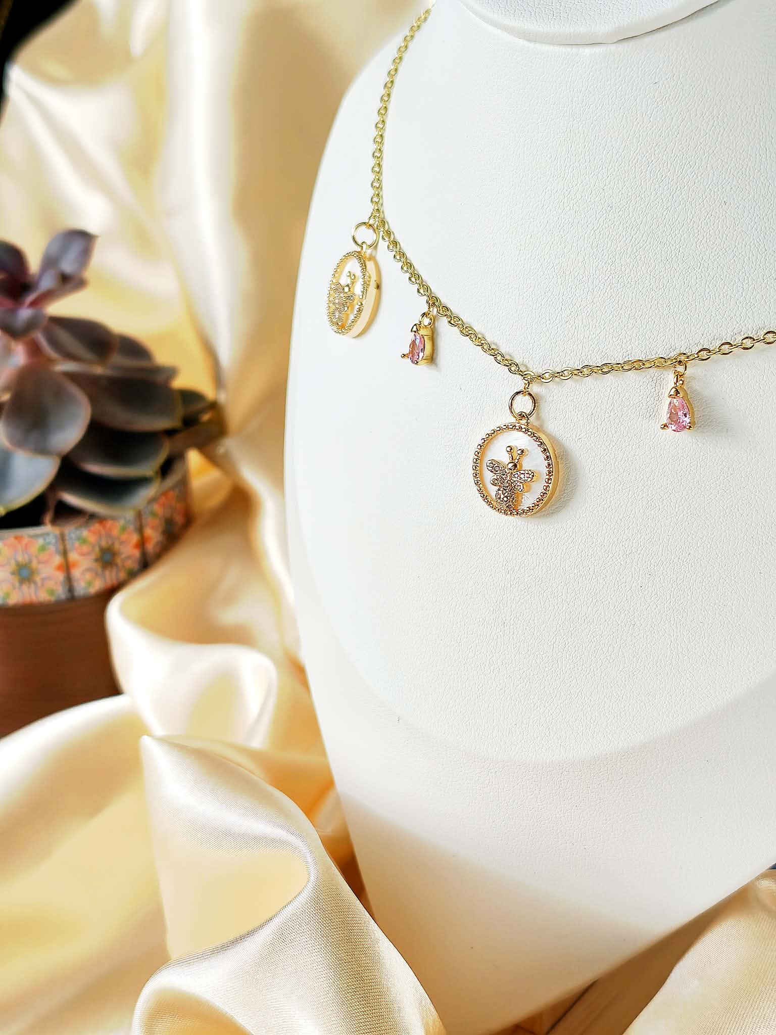 Collier papillon doré et rose -  L'éclat de Marie