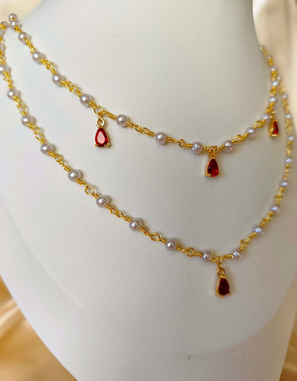 Parure collier et boucles d'oreilles doré et rouge  avec perles -  La Reine de Rubis
