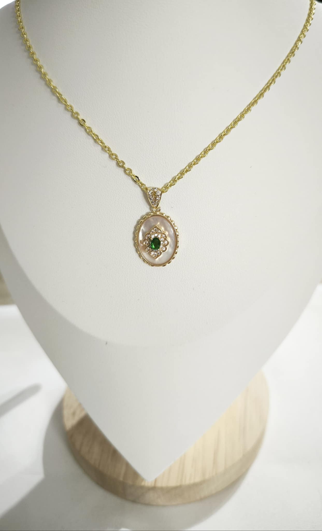 Le collier doré, nacré et vert émeraude - Cœur pur