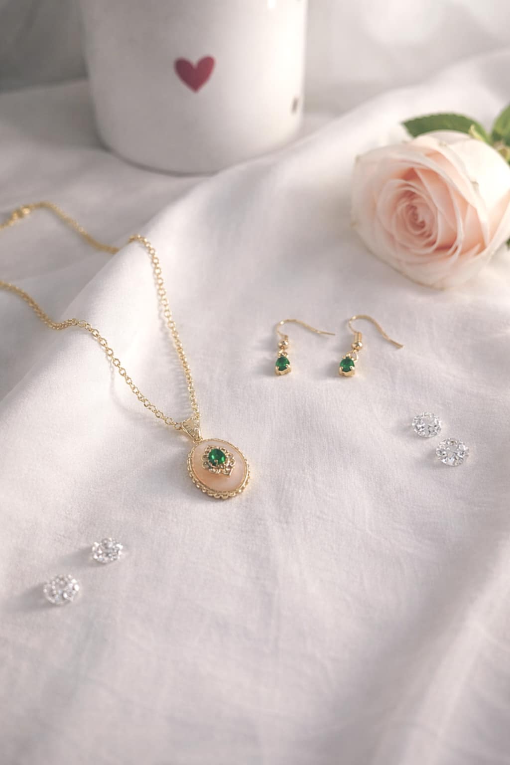 Parure collier et boucles d’oreilles vert unique en laiton plaqué or 18K avec zircone couleur émeraude. Collier 37cm + boucles d'oreilles. Pièce unique disponible.