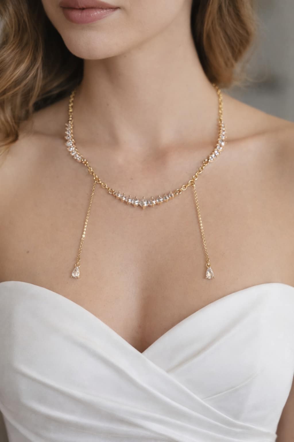 Le collier "L'héritage de Cléopâtre" est un collier qui s'inspire de cette reine égyptienne. Une pièce forte et brillante, avec zircone.