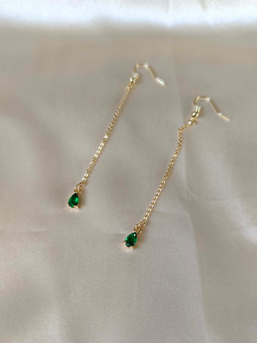 Boucles d’oreilles longues dorées et émeraude — Larmes d’Émeraude