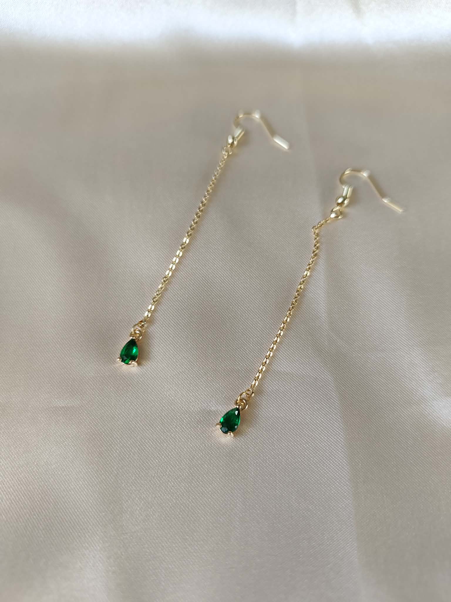 Boucles d’oreilles longues dorées et émeraude — Larmes d’Émeraude