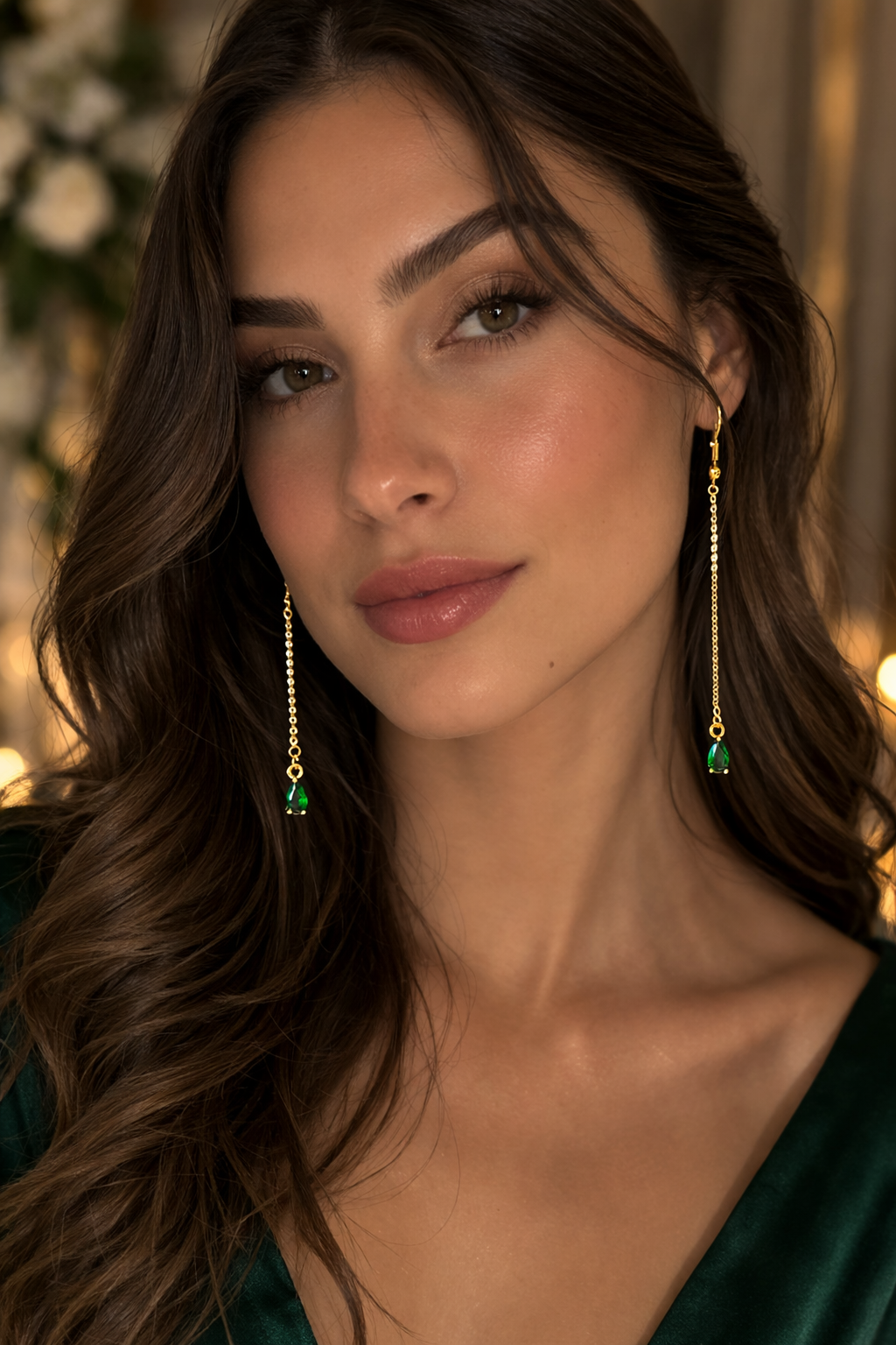 Boucles d’oreilles longues dorées et émeraude — Larmes d’Émeraude