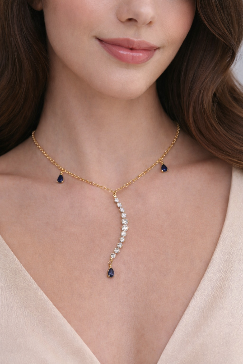 Collier lumineux avec un pendentif en demi-lune zircone et des gouttelettes bleues, bijou élégant pour femme