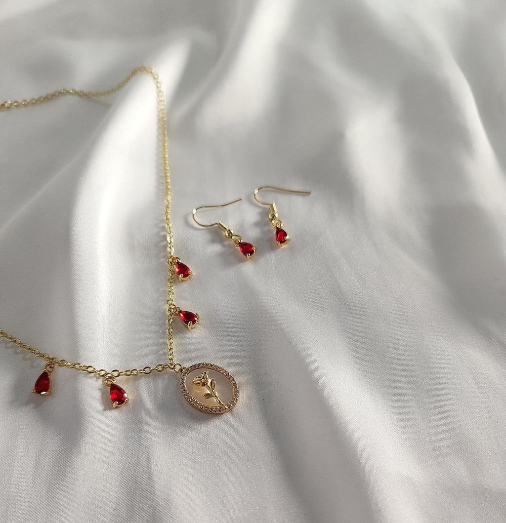 Coffret collier et boucles d'oreilles rouge. Un bijou unique en laiton plaqué or 18K avec rose dorée et nacre. Pièce artisanale fait main. 
