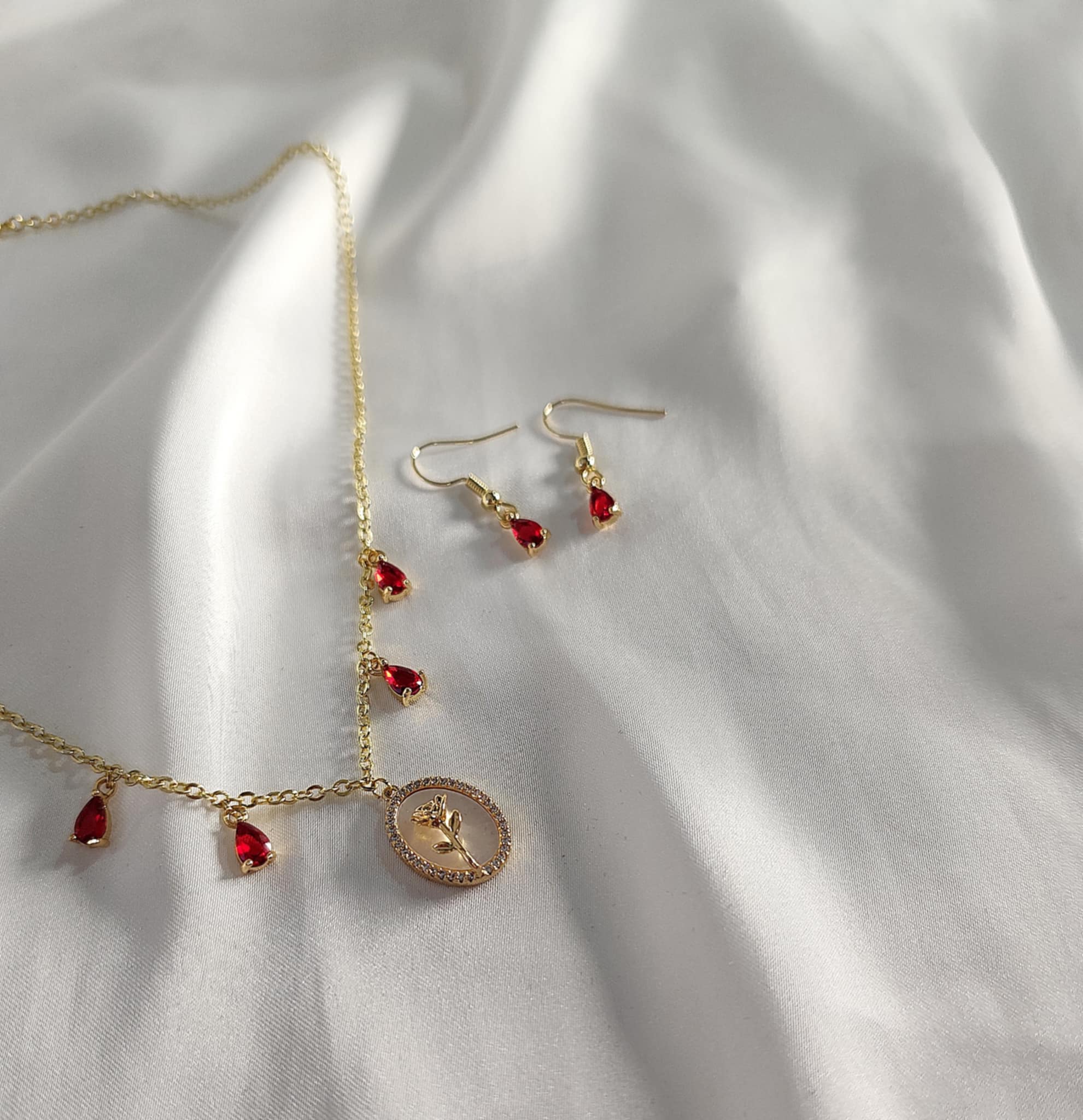 Coffret collier et boucles d'oreilles rouge. Un bijou unique en laiton plaqué or 18K avec rose dorée et nacre. Pièce artisanale fait main. 